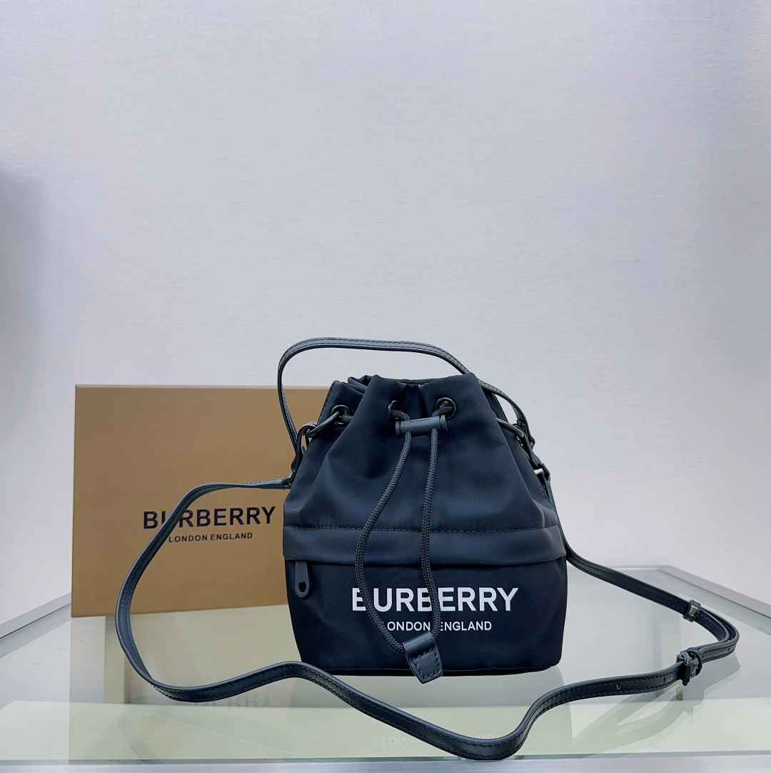 The most popular styleBurberry storage bucket with plaid elements is more classic and casual. The highlight is that it is very light! Large space