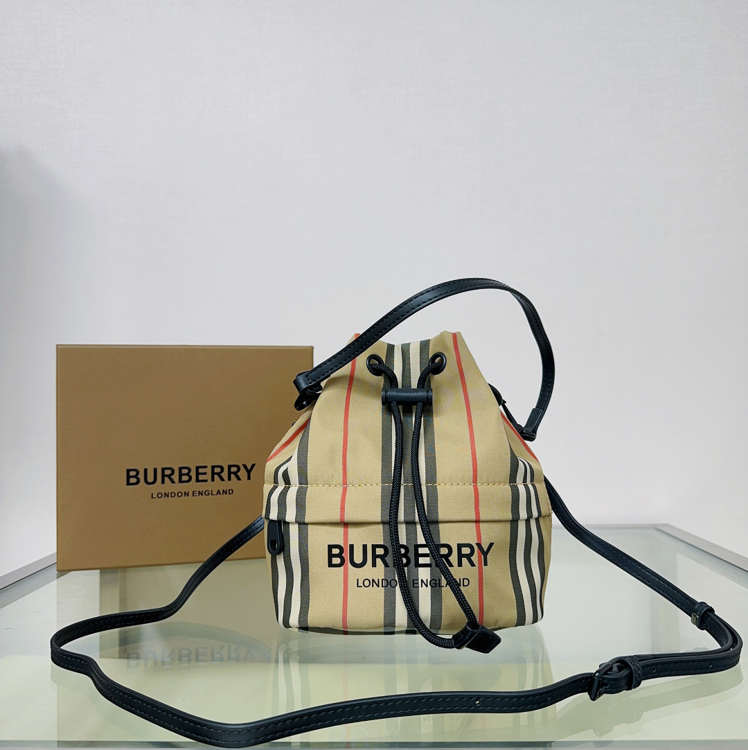 The most popular styleBurberry storage bucket with plaid elements is more classic and casual. The highlight is that it is very light! Large space