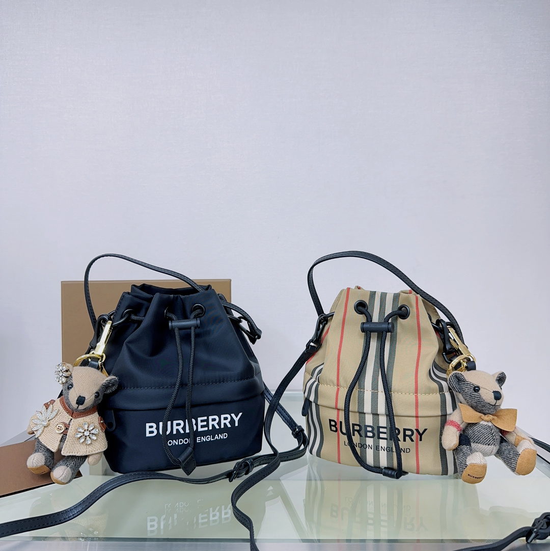 Burberry Casual bucket bag super light and cute
