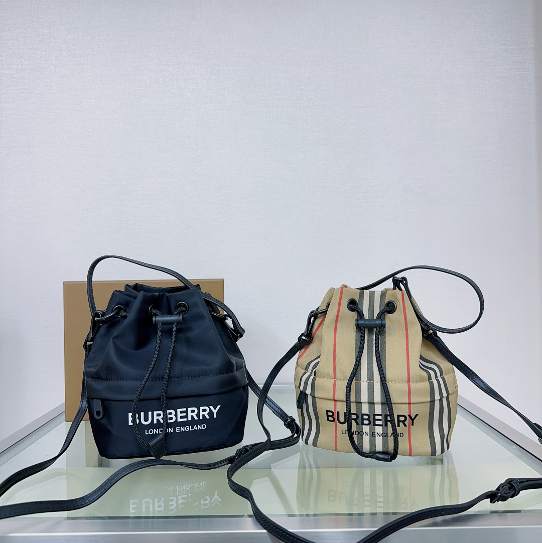 Burberry Casual bucket bag super light and cute