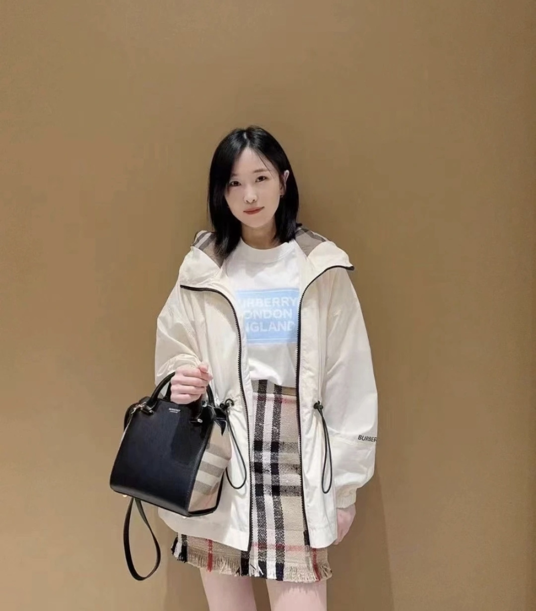 Burberry handbag crossbody bag, classic cotton plaid canvas and cowhide, zipper design at the bag, both sides can be folded and unfolded, multipl