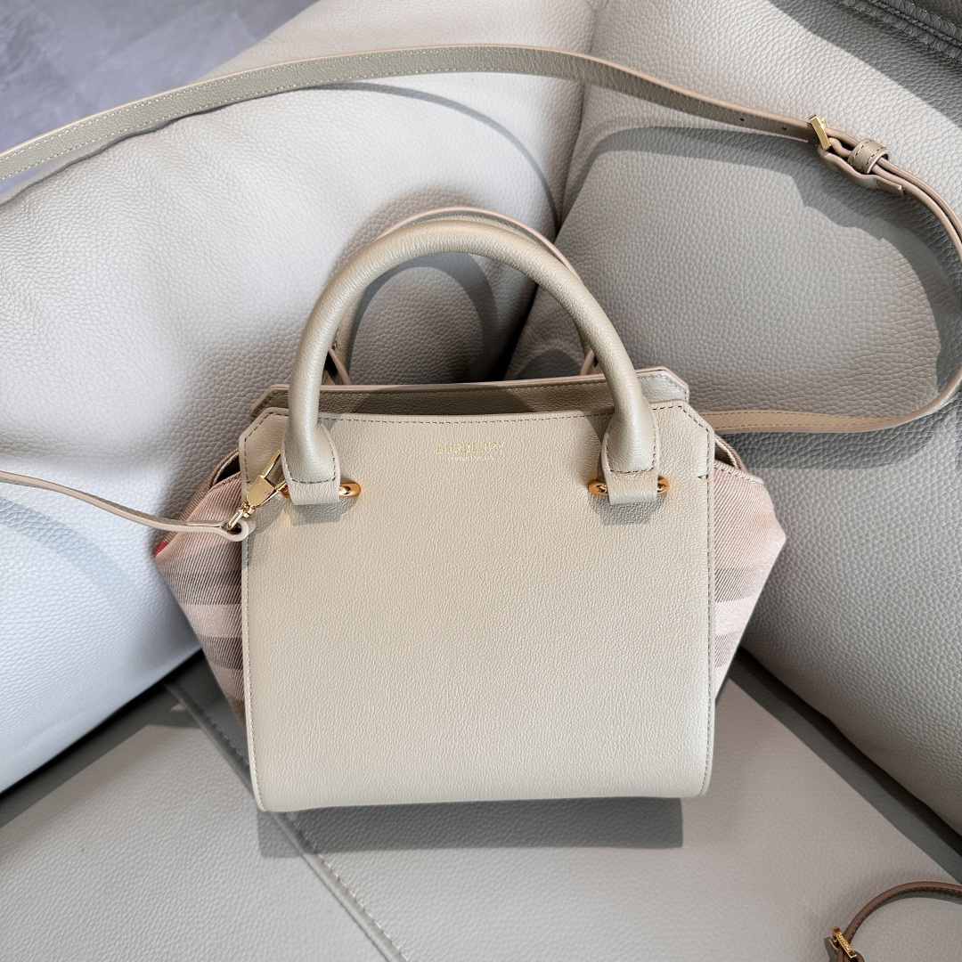 Burberry handbag crossbody bag, classic cotton plaid canvas and cowhide, zipper design at the bag, both sides can be folded and unfolded, multipl