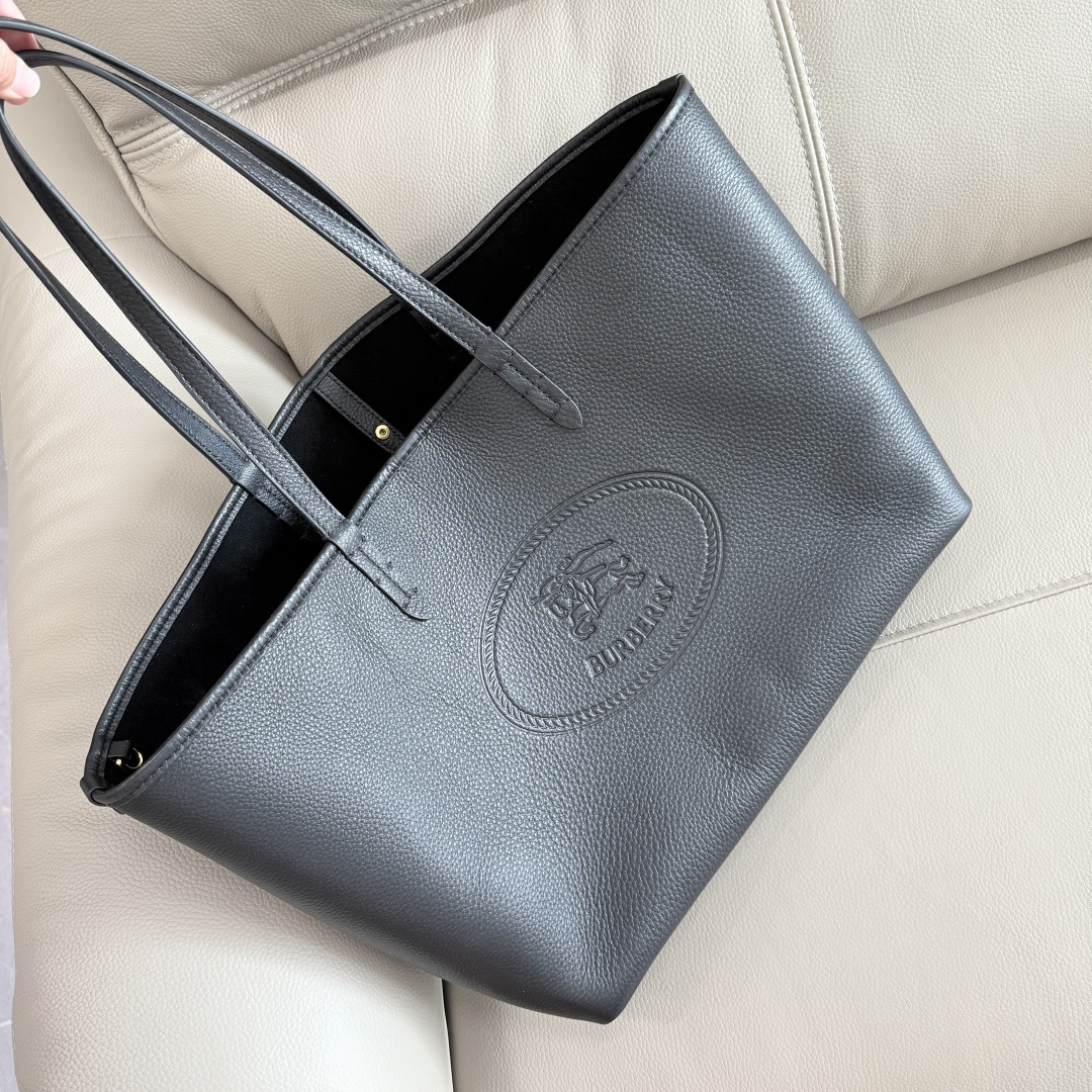 Burberry Highlands tote bag, inspired by outdoor design. Made of grained calfskin and handcrafted in an Italian workshop. Incorporated into the w