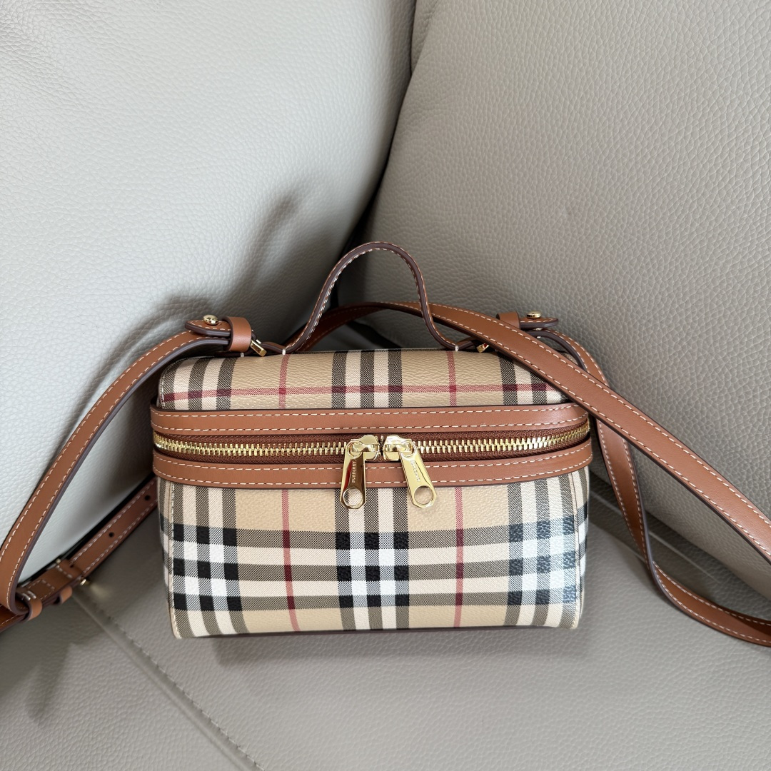 The Burberry Check Vanity bag is made of cotton blend fabric and crafted in an Italian workshop. Embellished with Burberryberry check print, rend