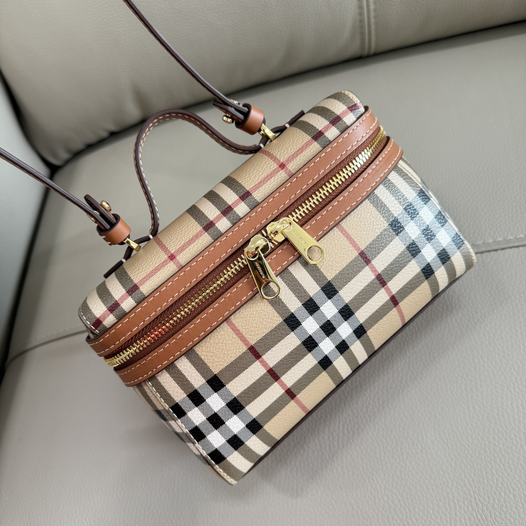 The Burberry Check Vanity bag is made of cotton blend fabric and crafted in an Italian workshop. Embellished with Burberryberry check print, rend