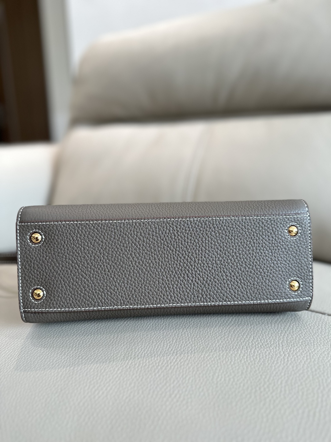 The latest version of the B family's upright tote bag is made of Italian-tanned grained leather and is eye-catchingly decorated with the glossy Thomas Burberry exclusive logo photo 9