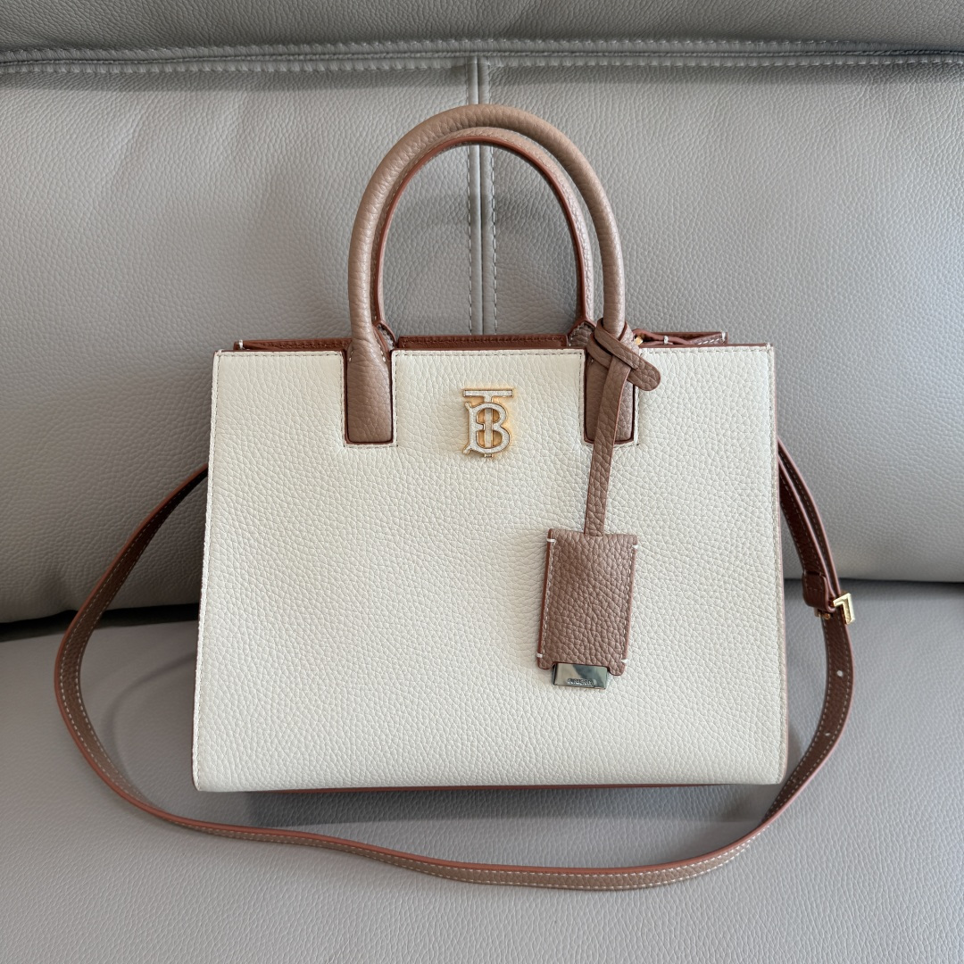 The latest version of the B family's upright tote bag is made of Italian-tanned grained leather and is eye-catchingly decorated with the glossy Thomas Burberry exclusive logo