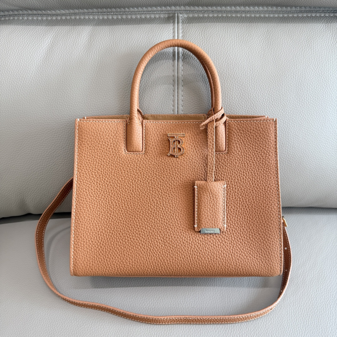 The latest version of the B family's upright tote bag is made of Italian-tanned grained leather and is eye-catchingly decorated with the glossy Thomas Burberry exclusive logo