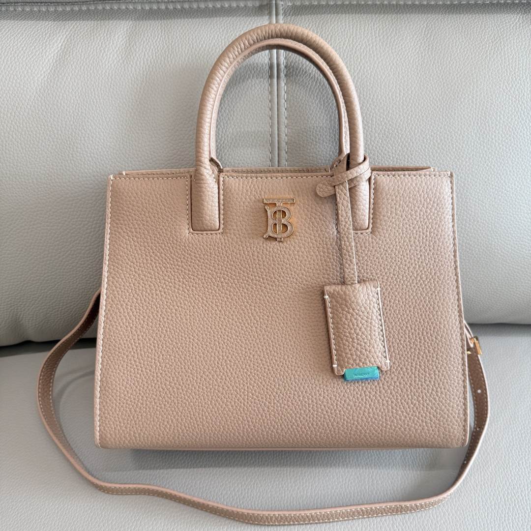 The latest version of the B family's upright tote bag is made of Italian-tanned grained leather and is eye-catchingly decorated with the glossy Thomas Burberry exclusive logo