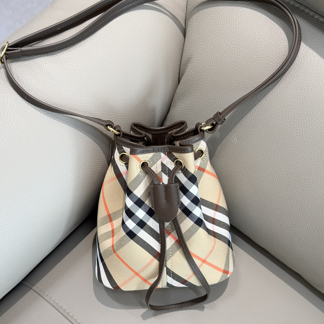 B’s latest bucket bag is made of cotton twill fabric