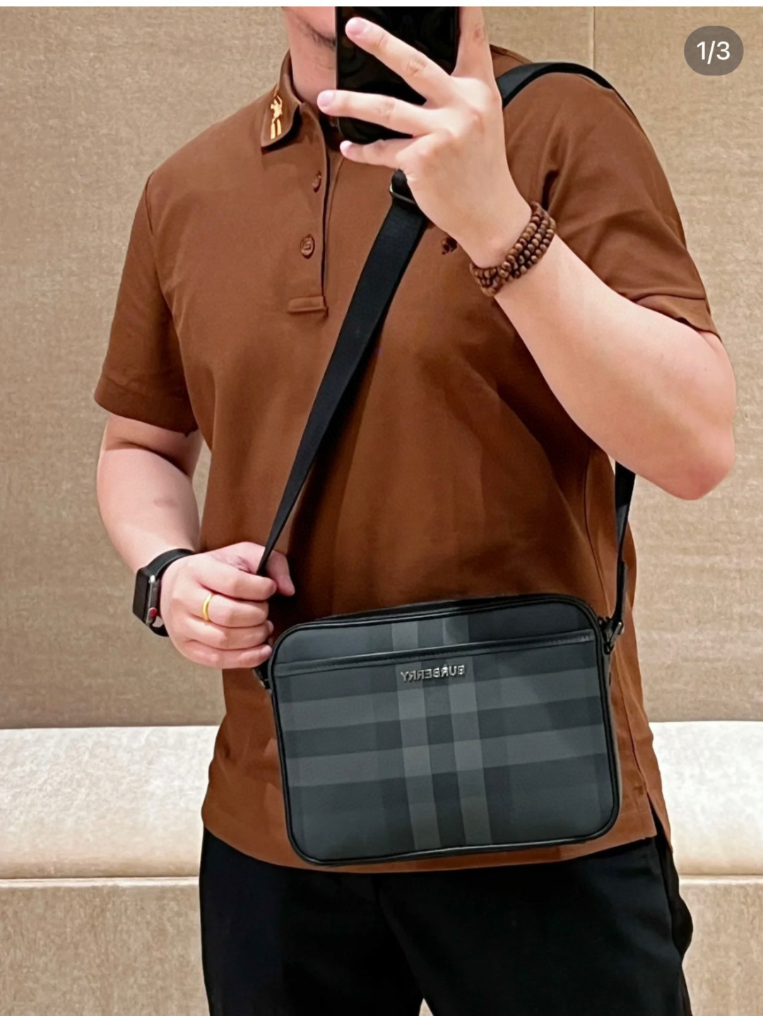 Bolso bandolera de hombre en gris carbón y negro, con piel de base biológica combinada, el bolso es estructurado y con …