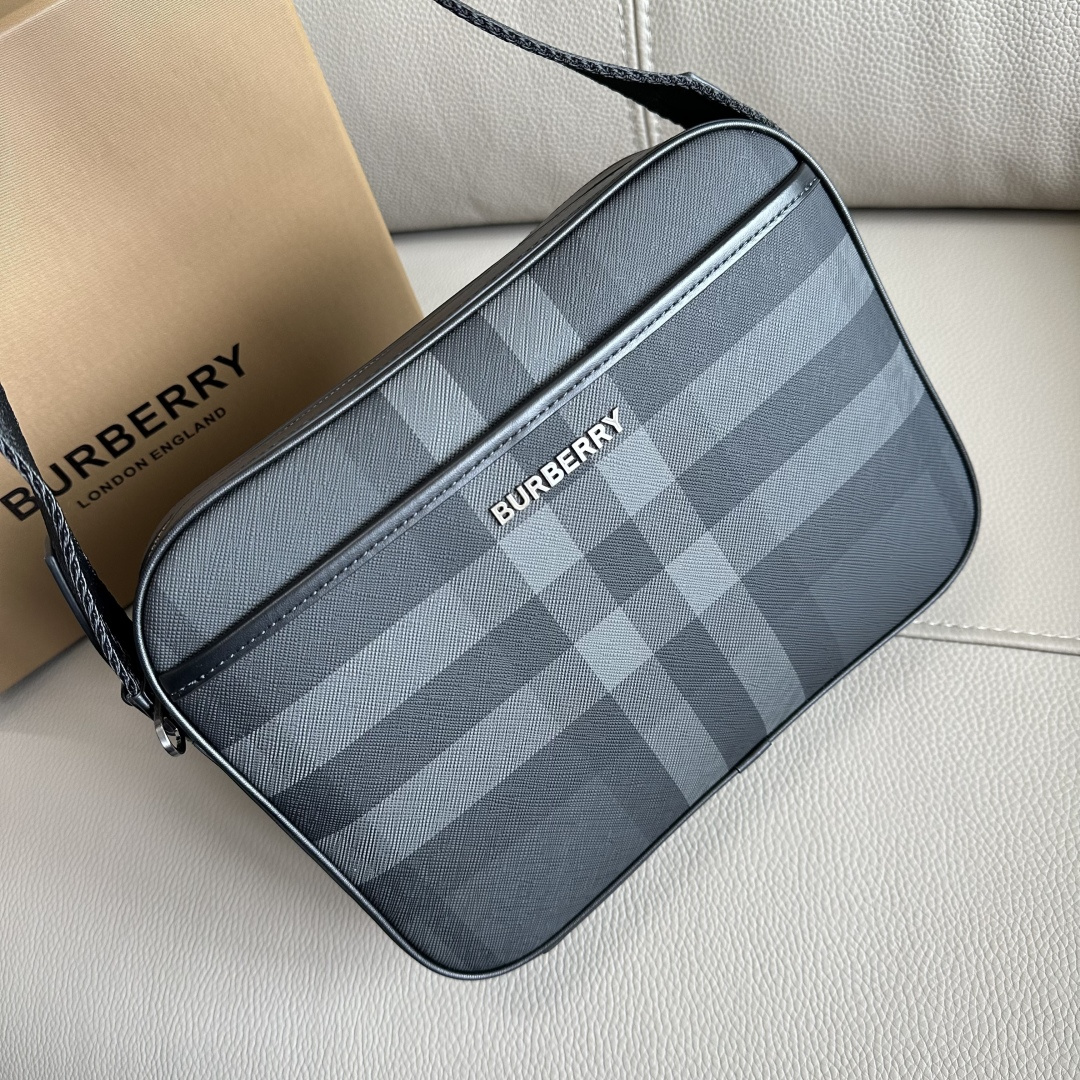 Primera calidad 🅿️630 El último bolso bandolera pequeño de B, decorado con el tartán Burberry y ribetes de piel lisa. …