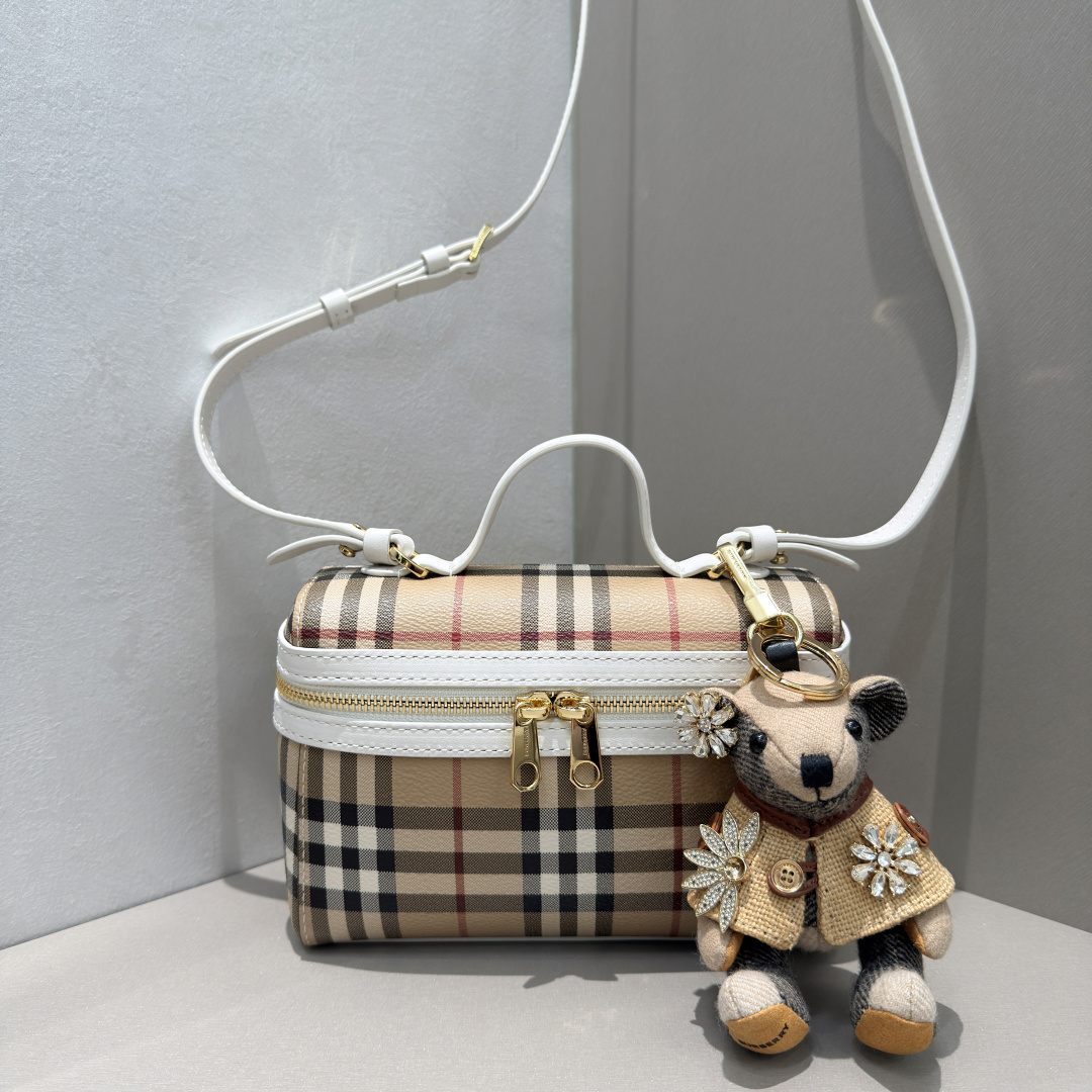 The Burberry Check Vanity bag is made of cotton blend fabric and crafted in an Italian workshop. Embellished with Burberryberry check print, rend