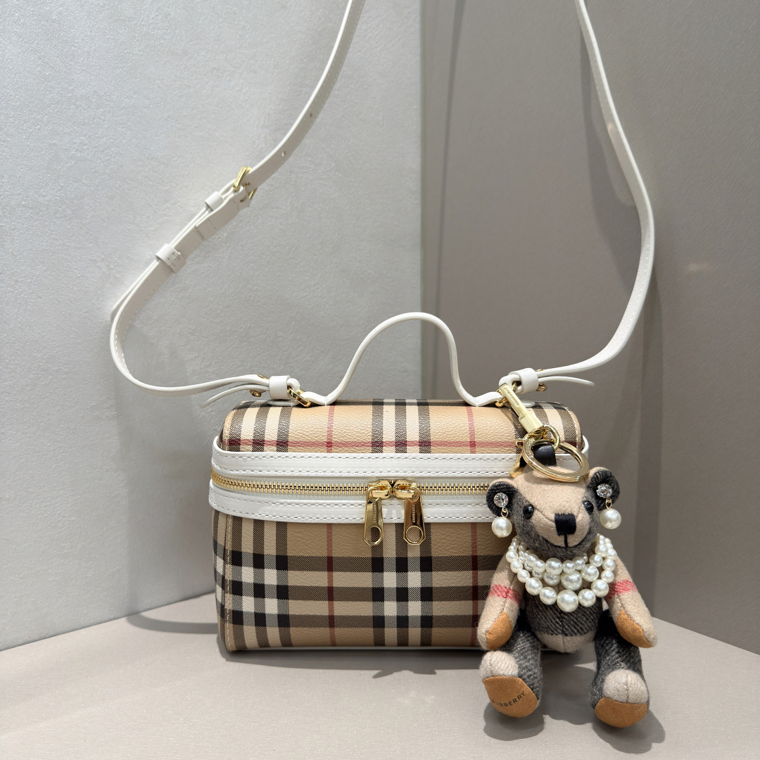 The Burberry Check Vanity bag is made of cotton blend fabric and crafted in an Italian workshop. Embellished with Burberryberry check print, rend