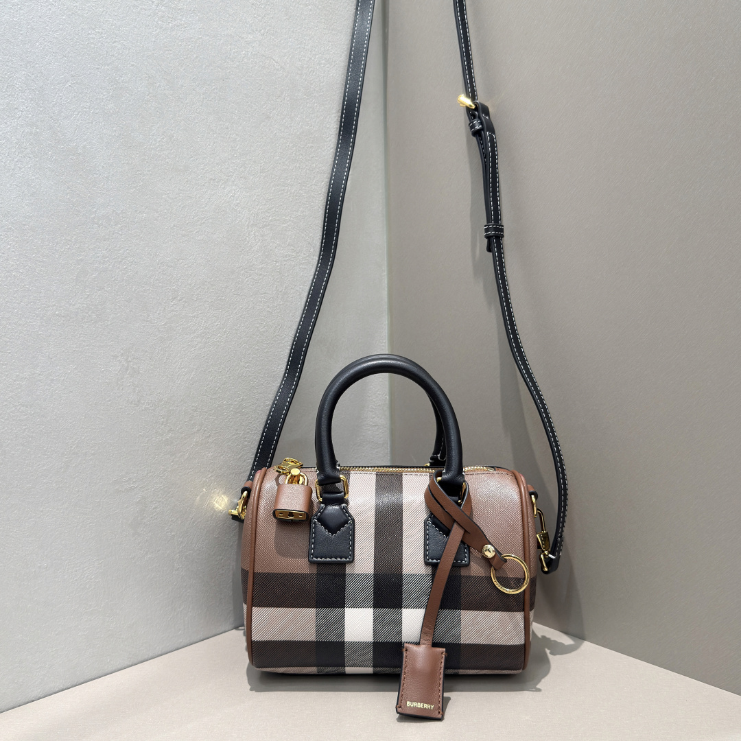 Bur mini Boston is super retro and exquisite🌟 with calfskin-wrapped padlock and luggage tag