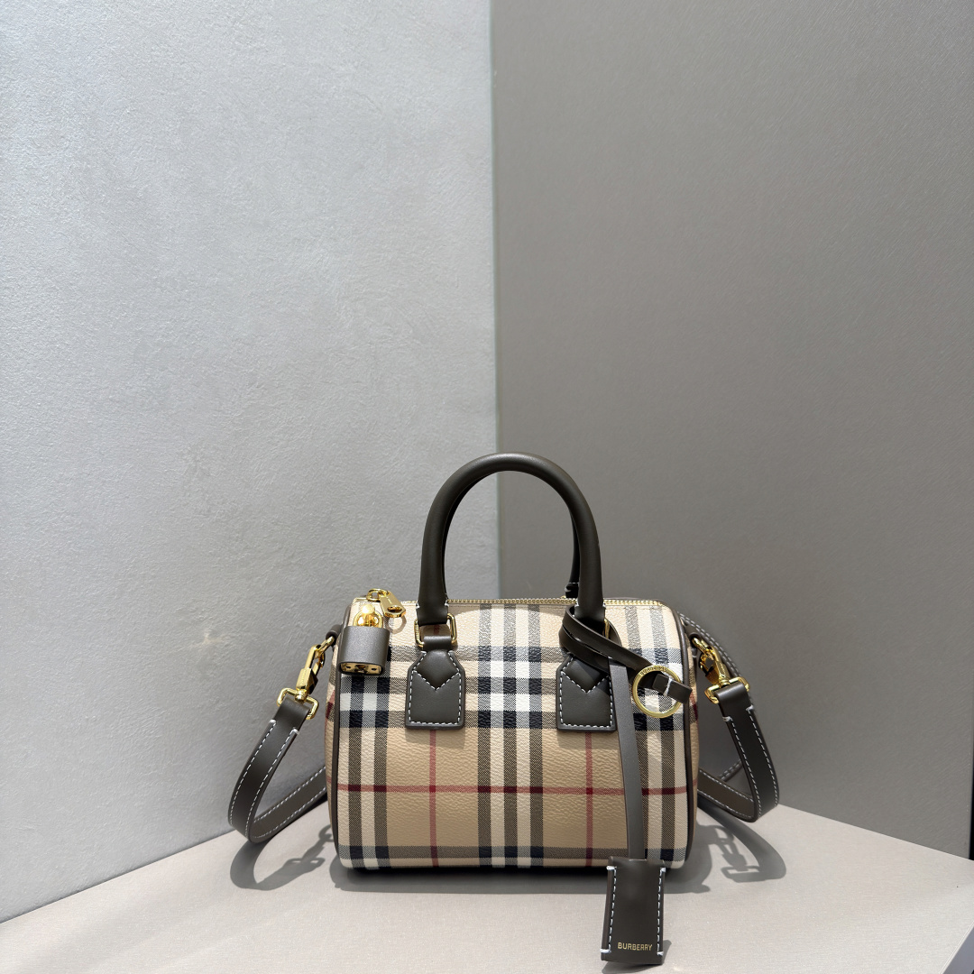 Bur mini Boston is super retro and exquisite🌟 with calfskin-wrapped padlock and luggage tag