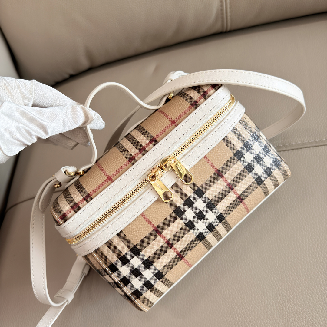 The Burberry Check Vanity bag is made of cotton blend fabric and crafted in an Italian workshop. Embellished with Burberryberry check print, rend