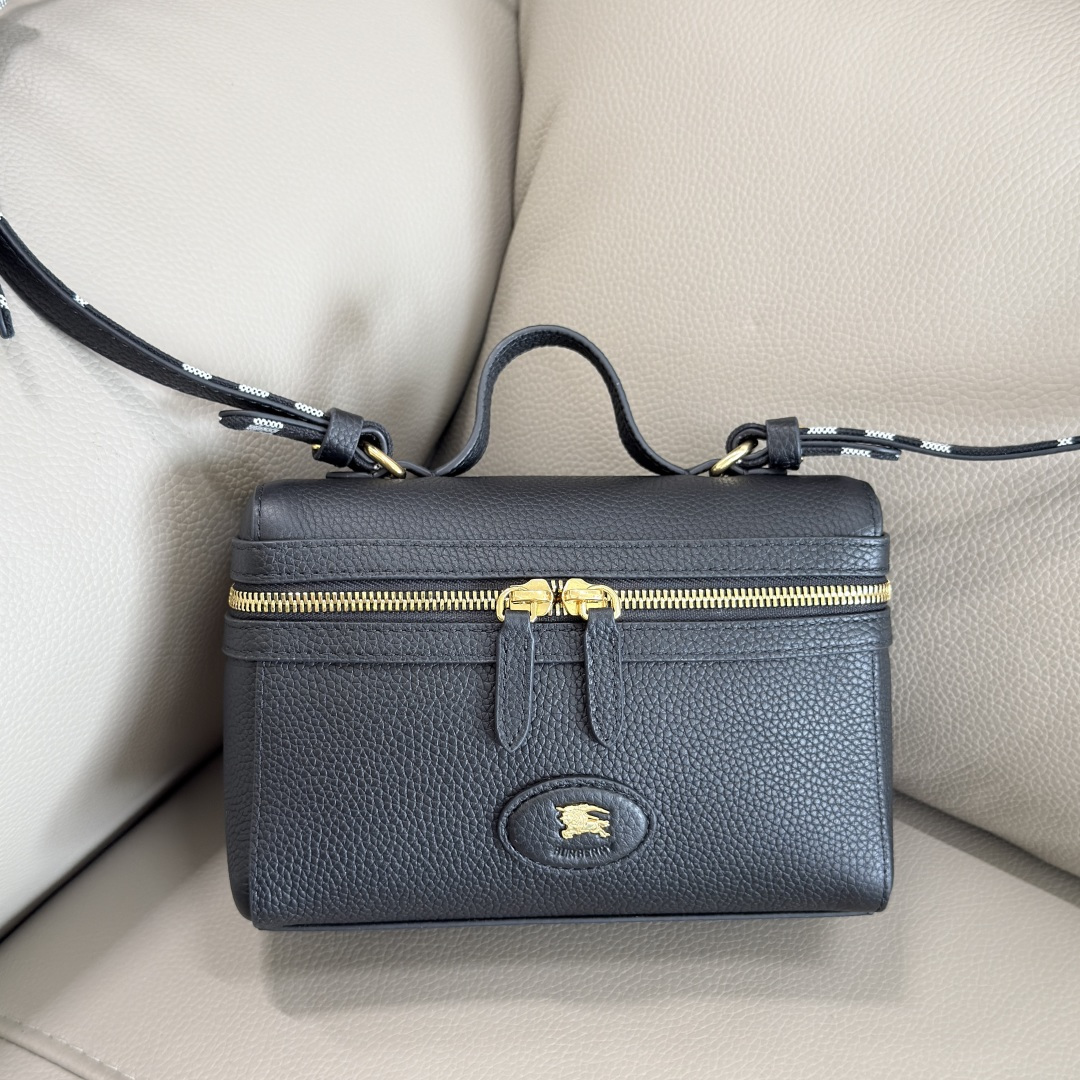 Burberry Product _dmSqfbyYRyTW0flcc3TgiH-XtW-PSJwZiYj-rpA
