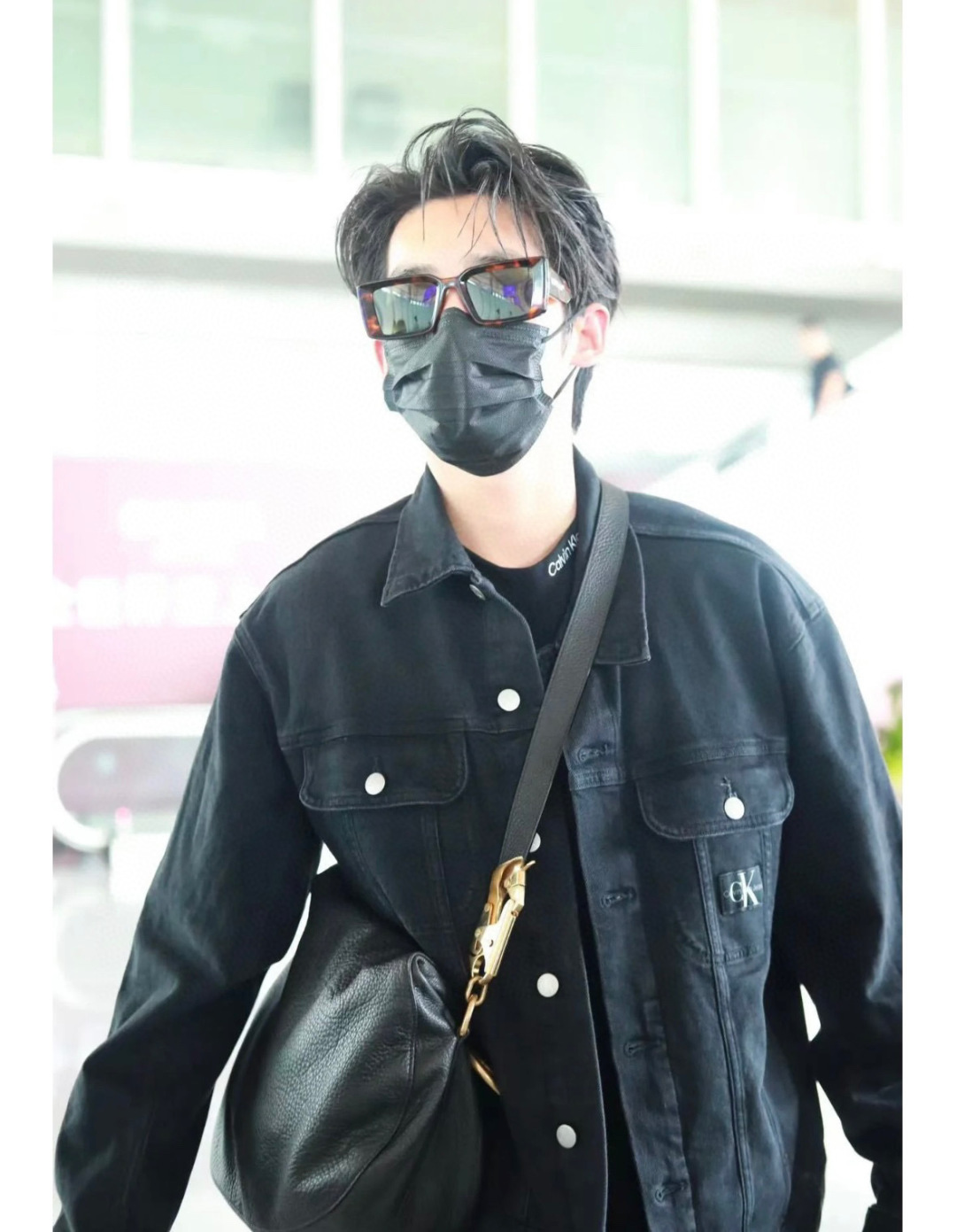Burberry The large size is also suitable for little brothers The same Knight bag has a cool appearance and a casual and natural style. This is in