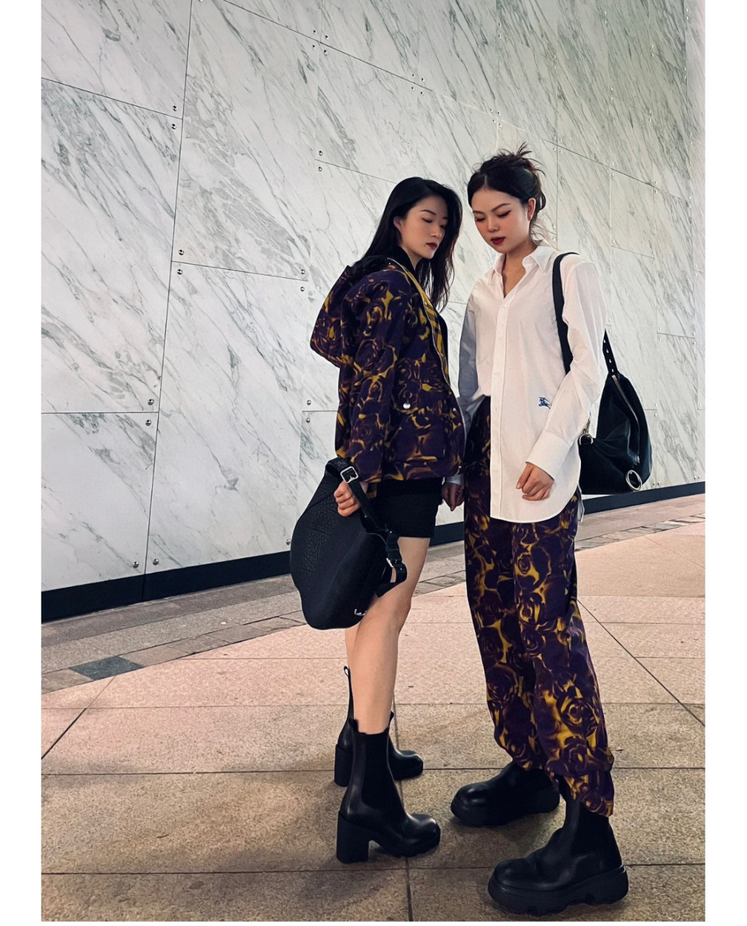 Burberry has been making great progress and has begun to de-1og0, but more classic elements are integrated into the bag body, which is made of gr