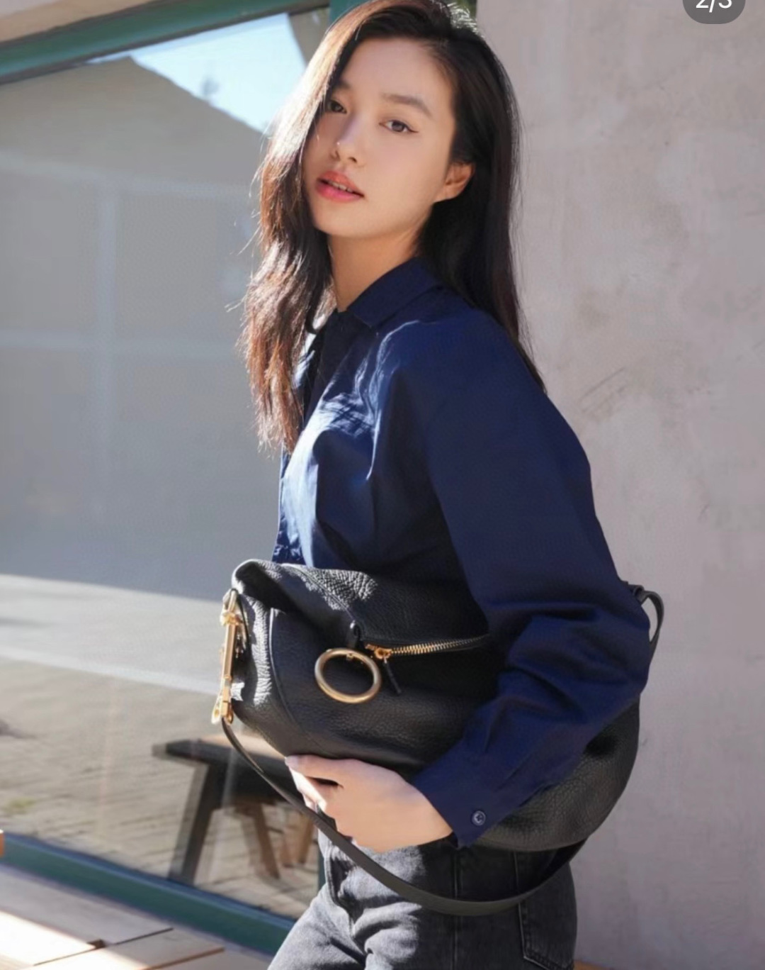 Burberry has been making great progress and has begun to de-1og0, but more classic elements are integrated into the bag body, which is made of gr