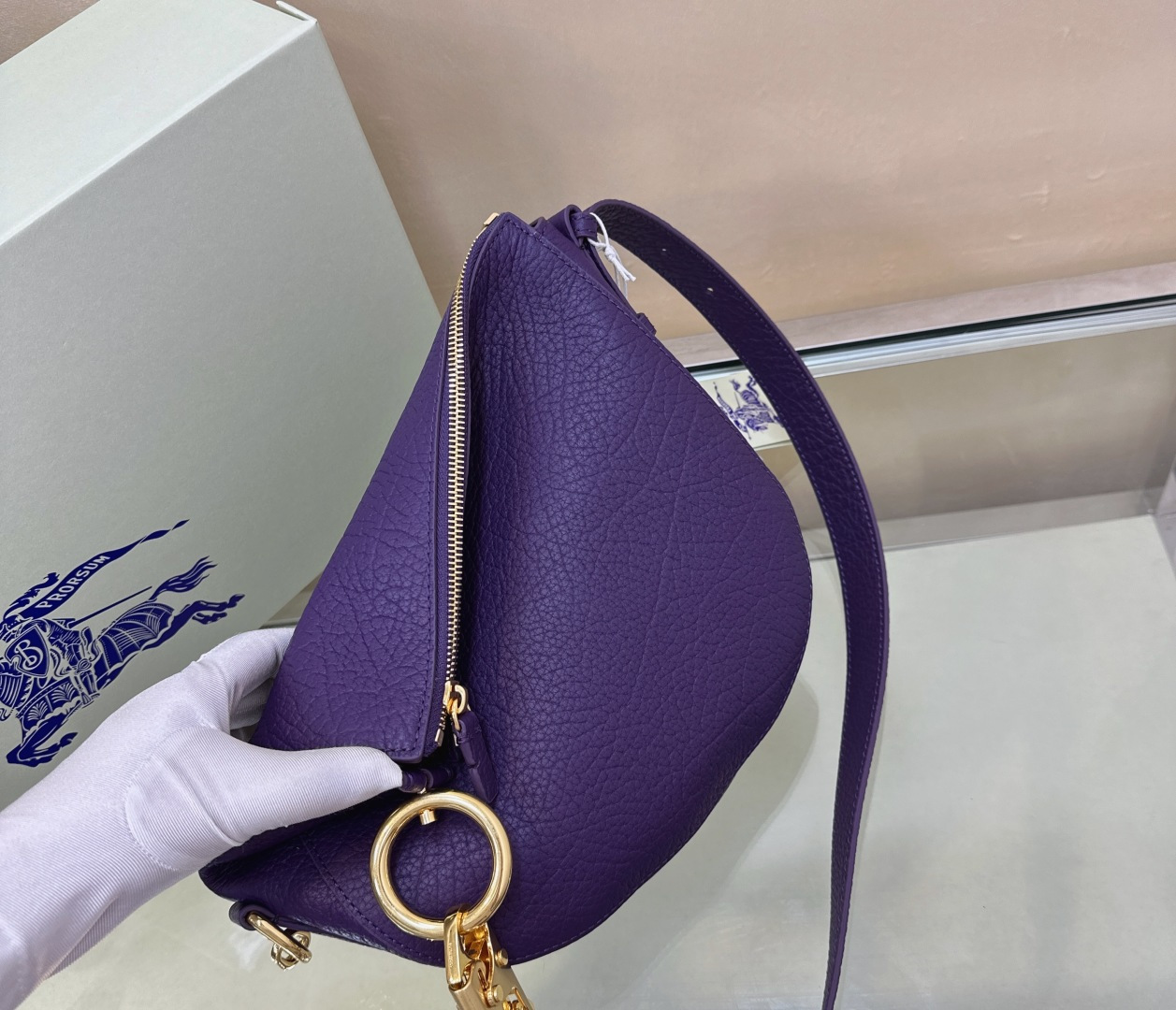 Burberry’s latest Cavalier War bag is made of grained calfskin fabric. Shoulder strap with
