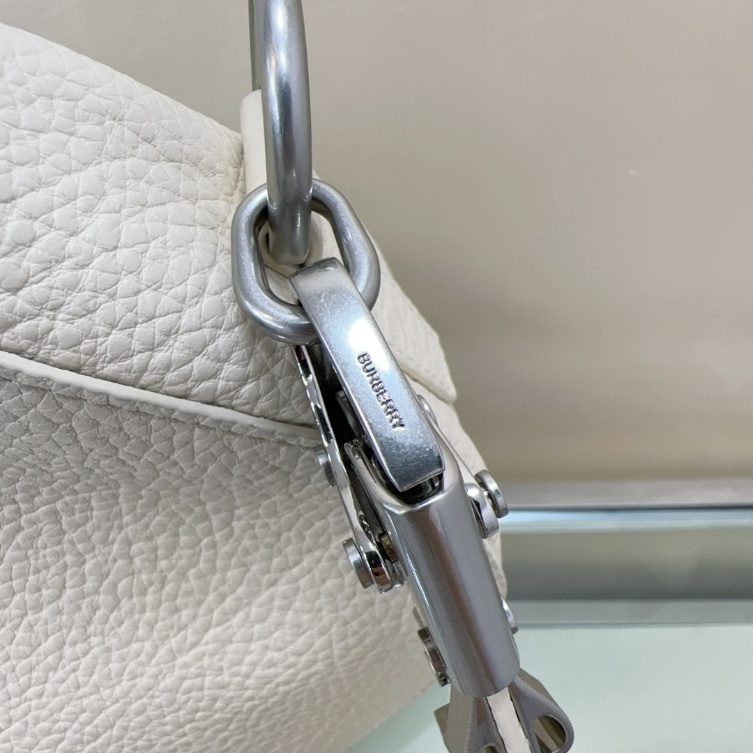 Burberry’s latest Cavalier War bag is made of grained calfskin fabric. Shoulder strap with