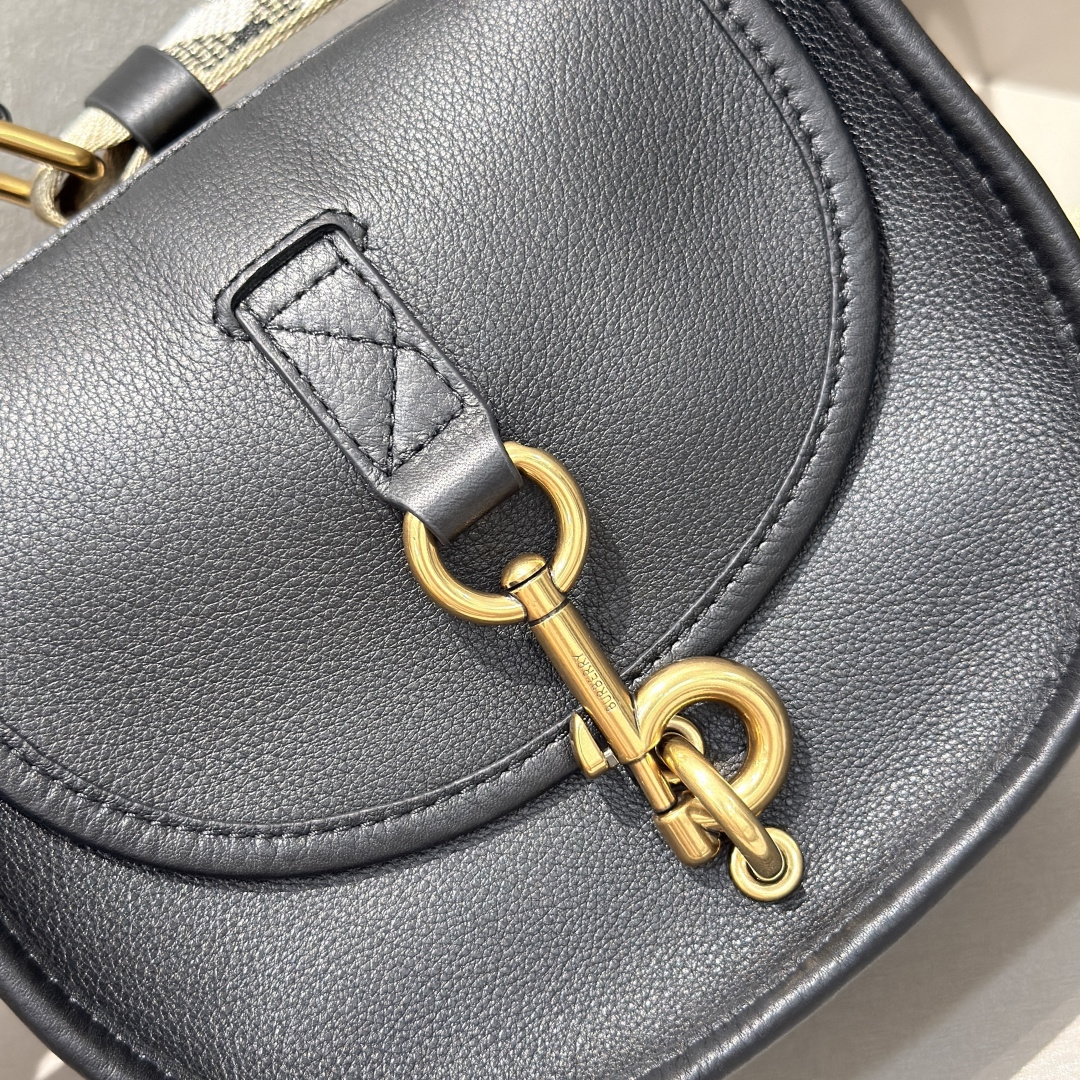 Burberry Mini B-shaped buckle messenger bag, made of calfskin and crafted in an Italian workshop. It adopts a no-wall design and has a soft and u