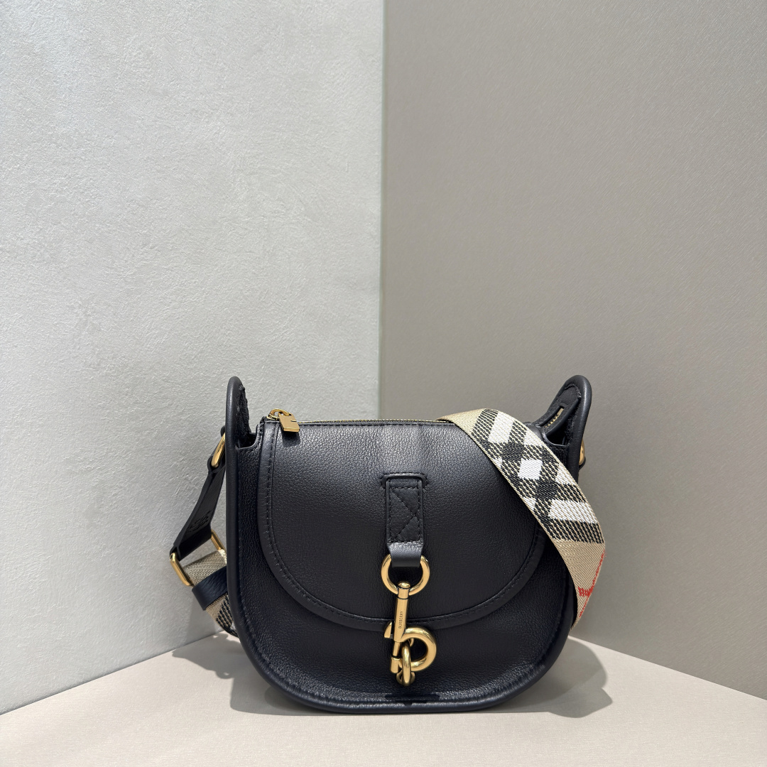 Burberry Mini B-shaped buckle messenger bag, made of calfskin and crafted in an Italian workshop. It adopts a no-wall design and has a soft and u