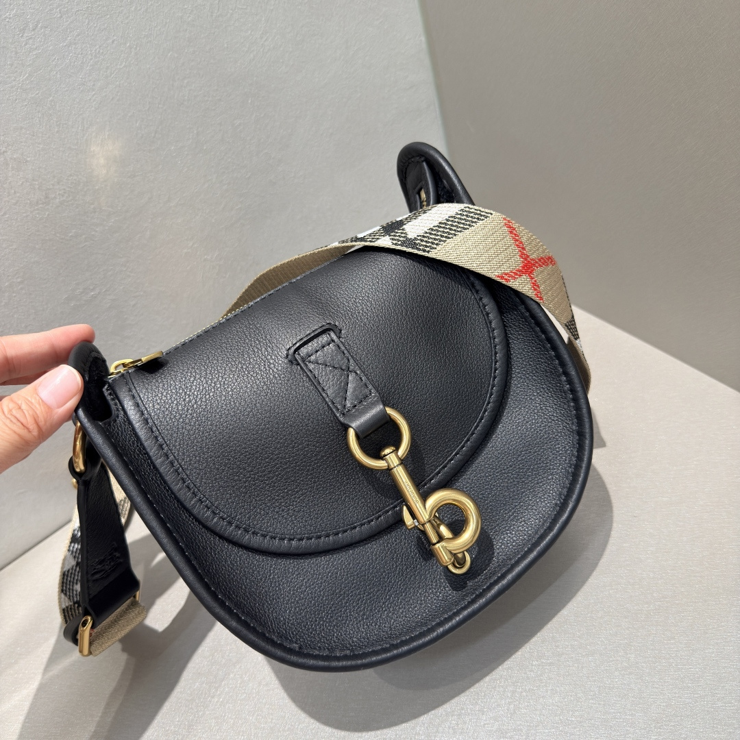 Burberry Mini B-shaped buckle messenger bag, made of calfskin and crafted in an Italian workshop. It adopts a no-wall design and has a soft and u