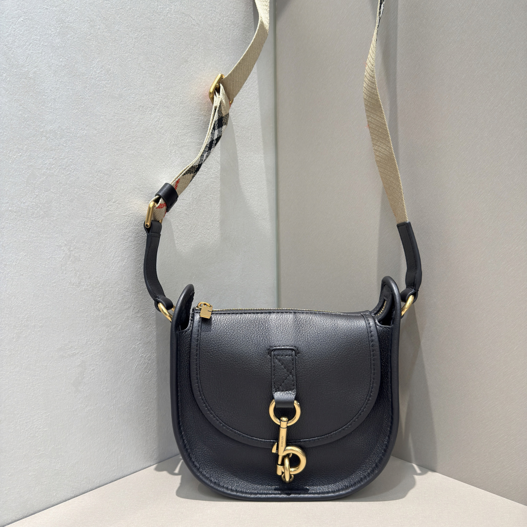 Burberry Mini B-shaped buckle messenger bag, made of calfskin and crafted in an Italian workshop. It adopts a no-wall design and has a soft and u