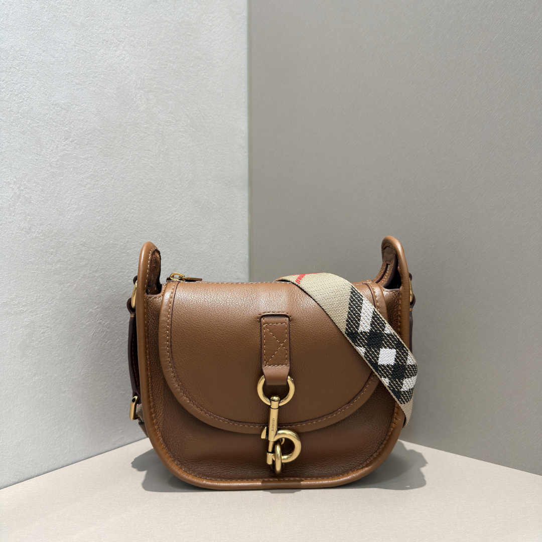 Burberry Mini B-shaped buckle messenger bag, made of calfskin and crafted in an Italian workshop. It adopts a no-wall design and has a soft and u