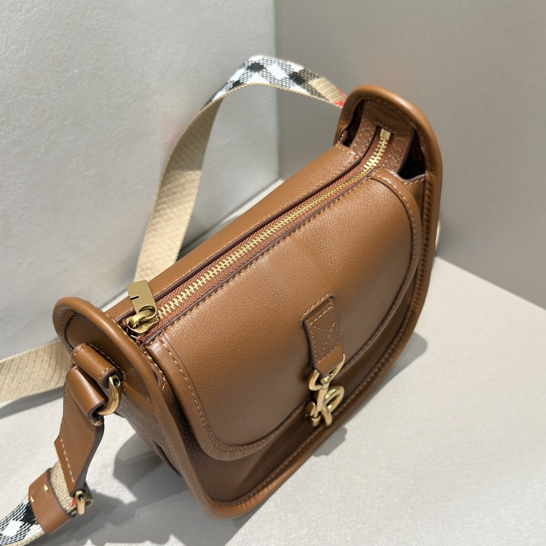 Burberry Mini B-shaped buckle messenger bag, made of calfskin and crafted in an Italian workshop. It adopts a no-wall design and has a soft and u