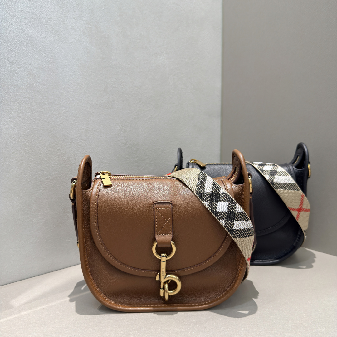 Burberry New messenger bag