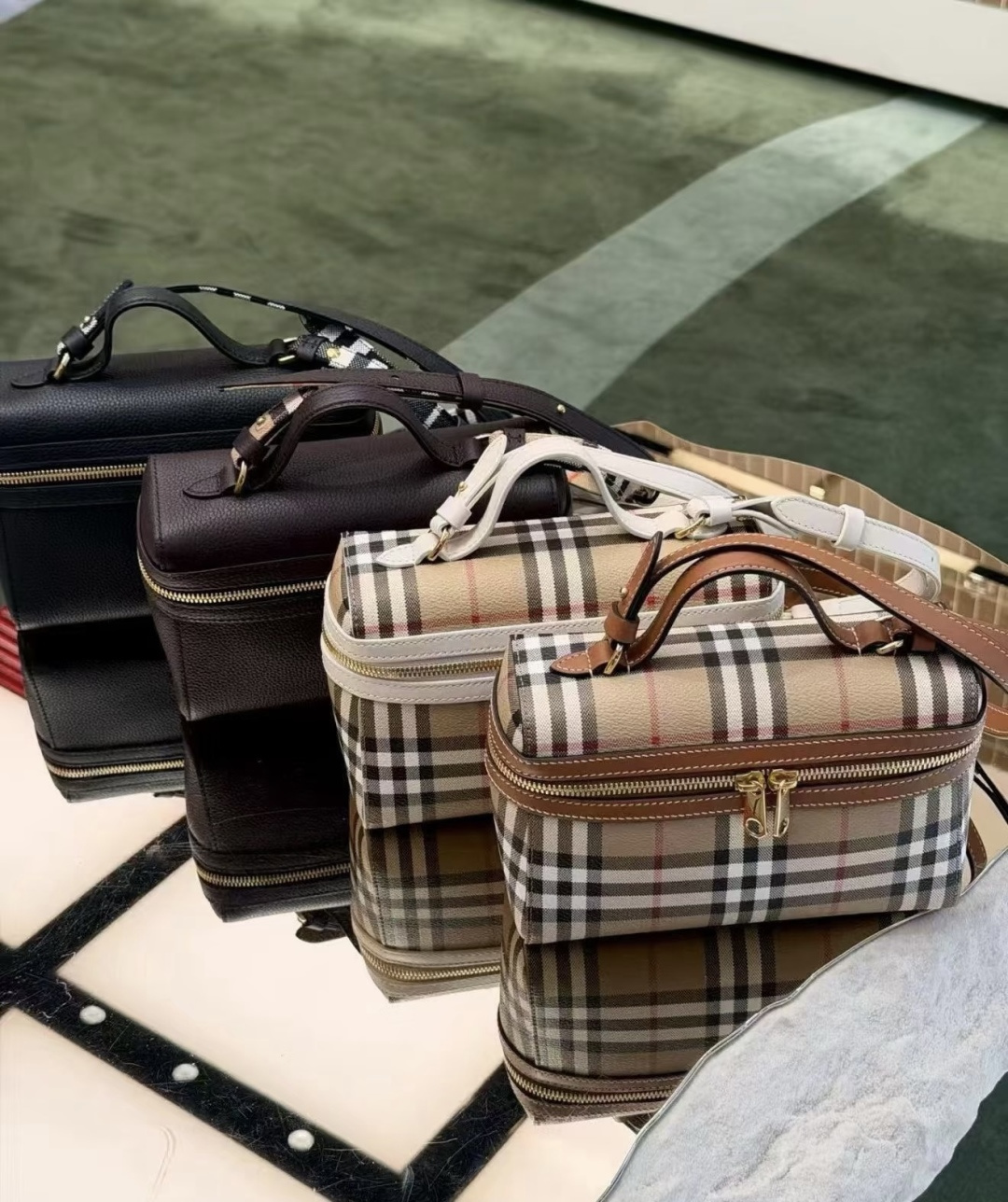 Burberry Close your eyes and enter! Who carries whose nice-looking bag~