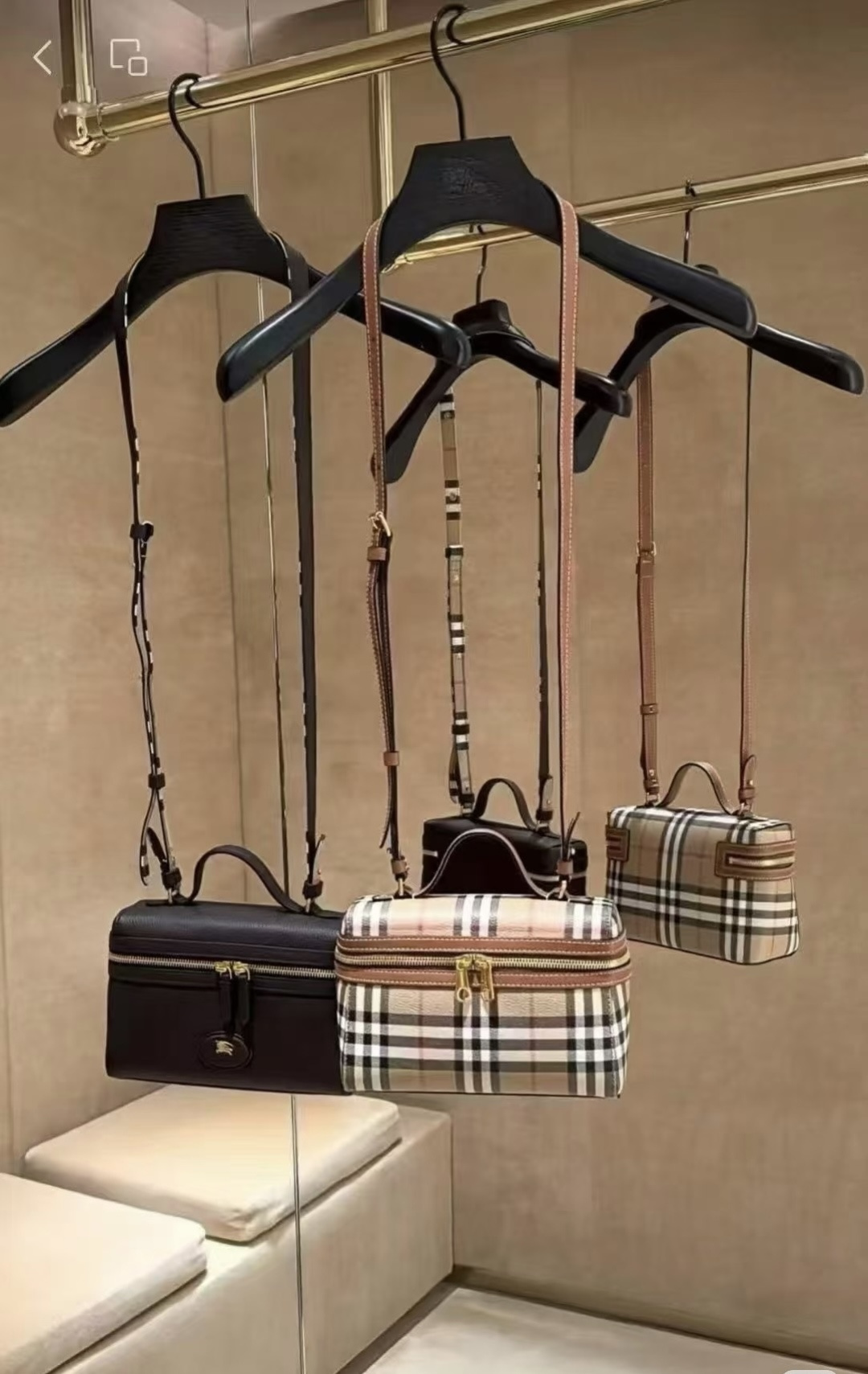 Burberry Close your eyes and enter! Who carries whose nice-looking bag~