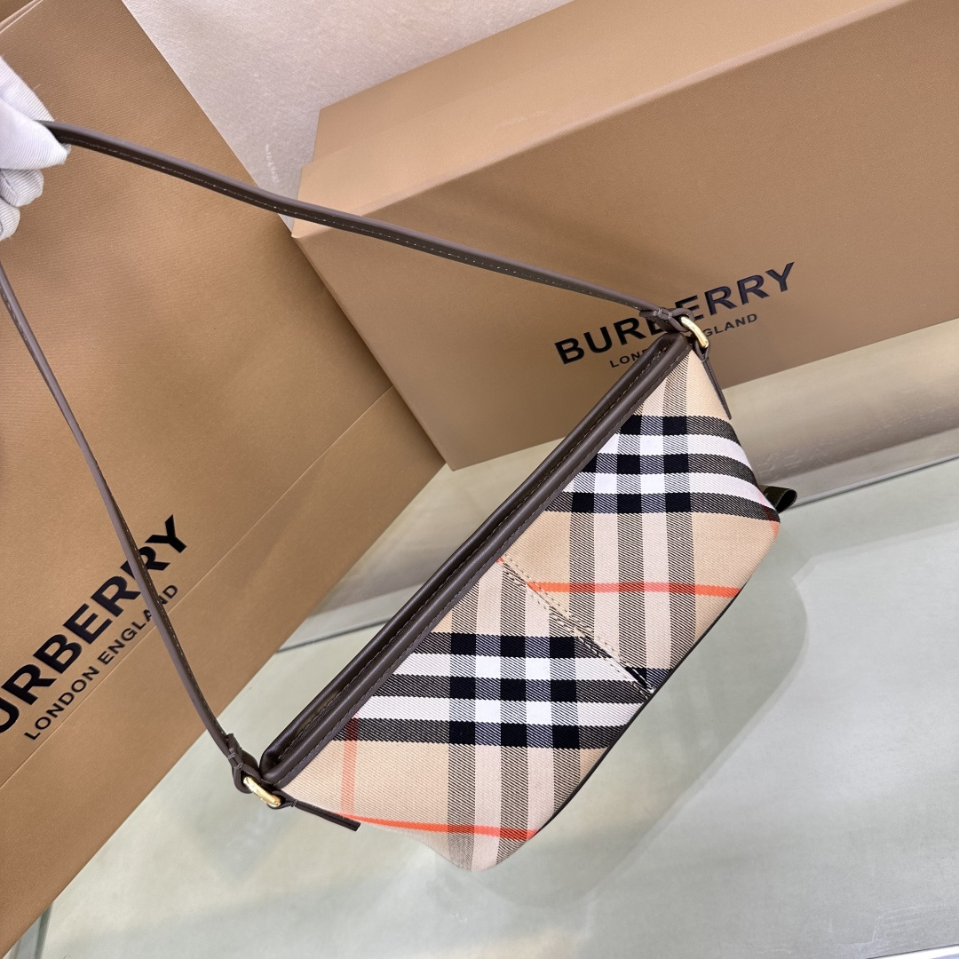 Burberry's latest armpit bag, clutch bag, multiple uses, made of soft cotton twill fabric. Decorated with jacquard worsted in Burberry's exclusiv
