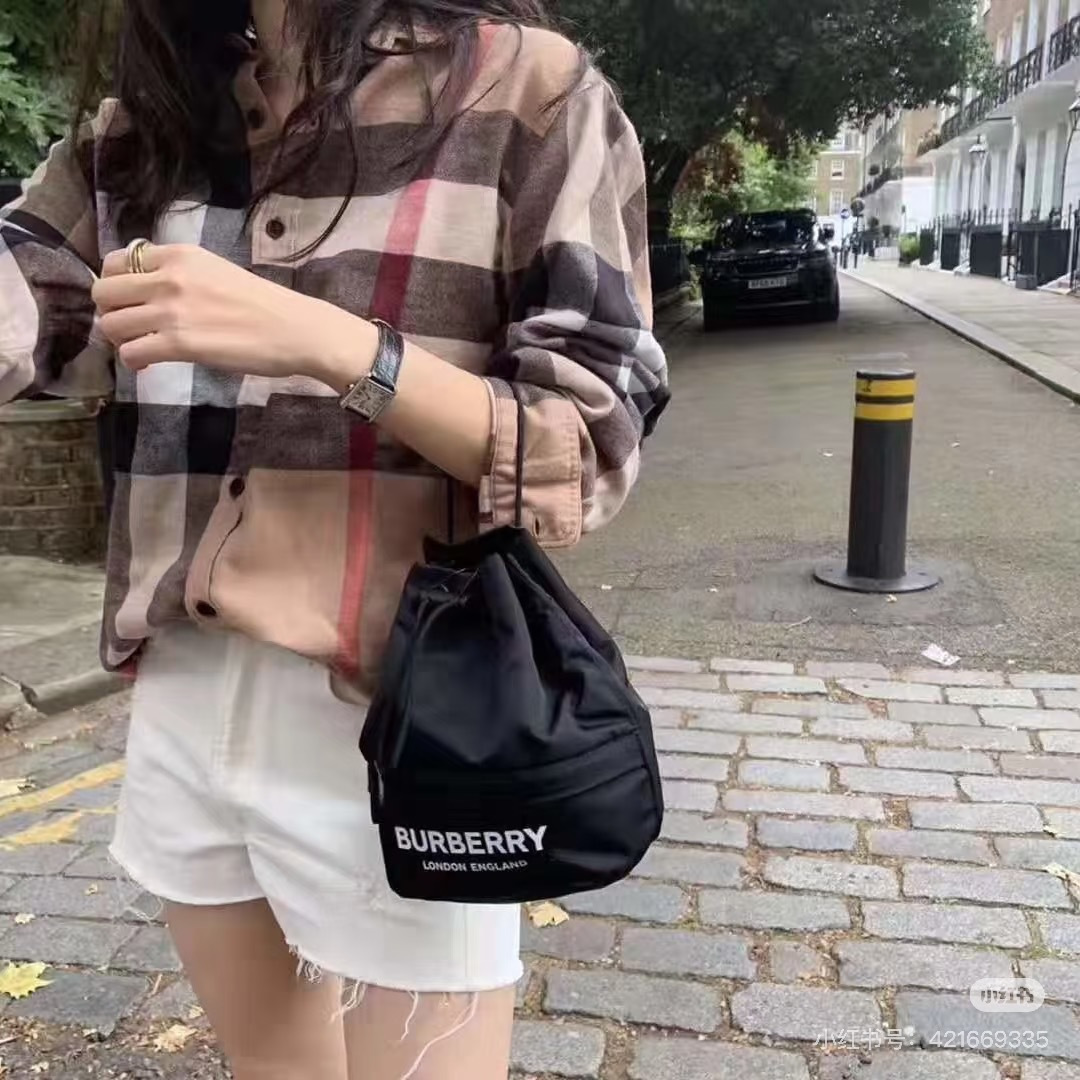 Burberry Casual bucket bag super light and cute