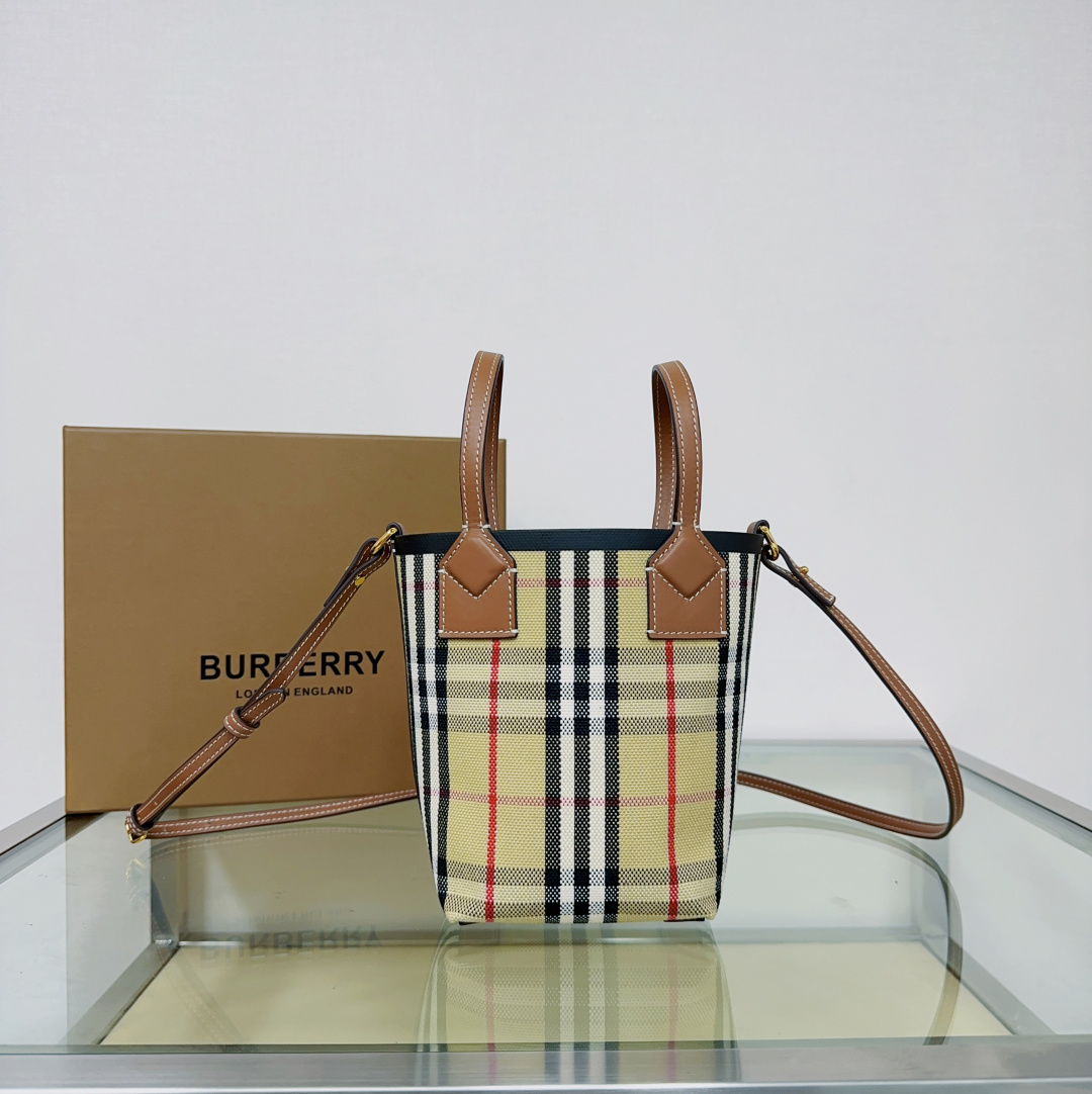Burberry's latest sophisticated tote bag is made of cotton canvas and decorated with Burberryberry check.