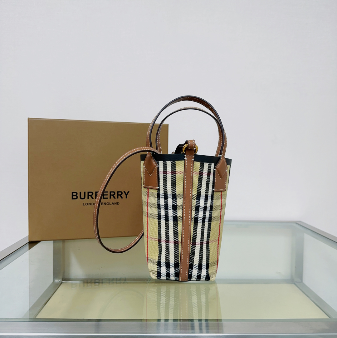 Burberry's latest sophisticated tote bag is made of cotton canvas and decorated with Burberryberry check.