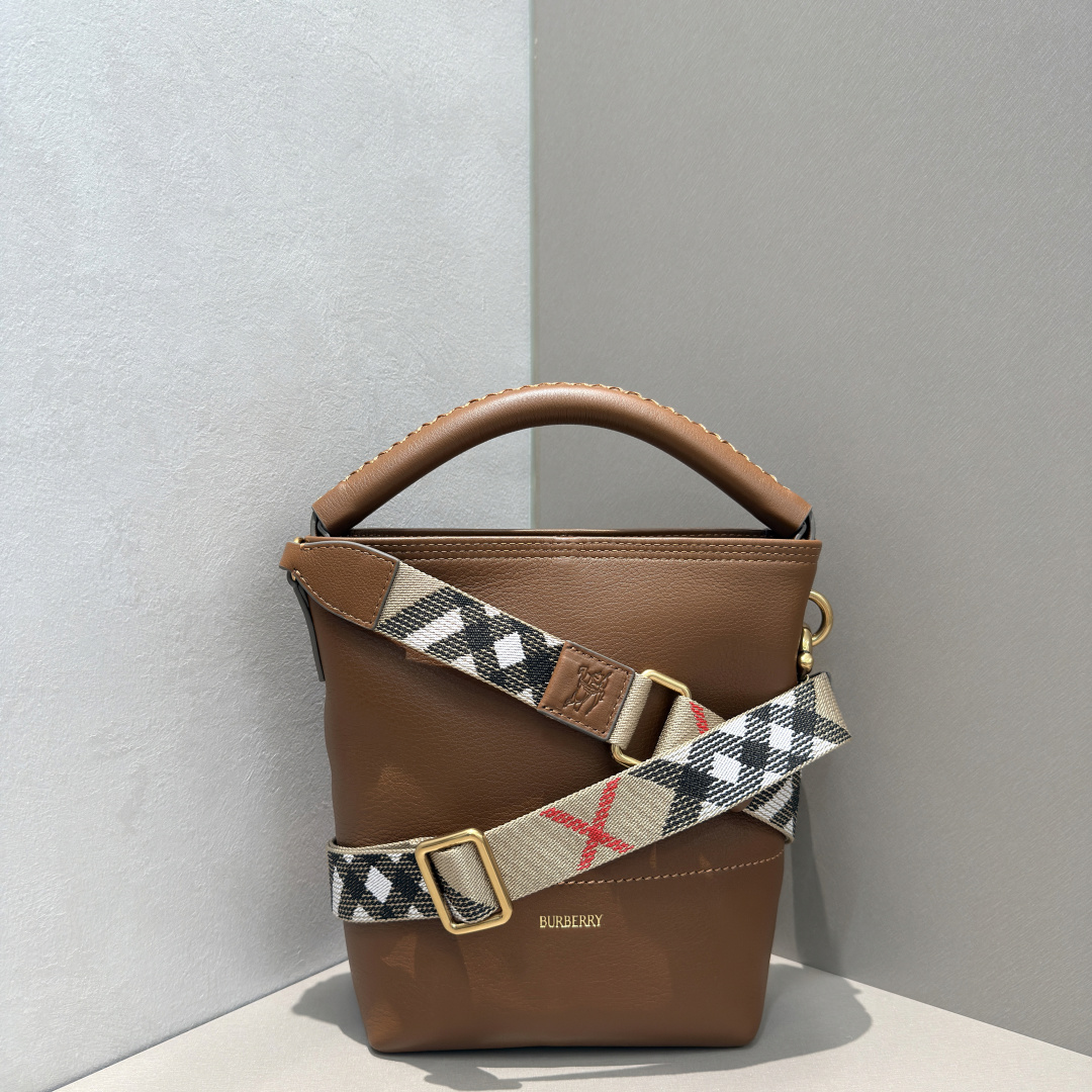 B’s latest B-shaped buckle bucket bag
Made of calfskin material