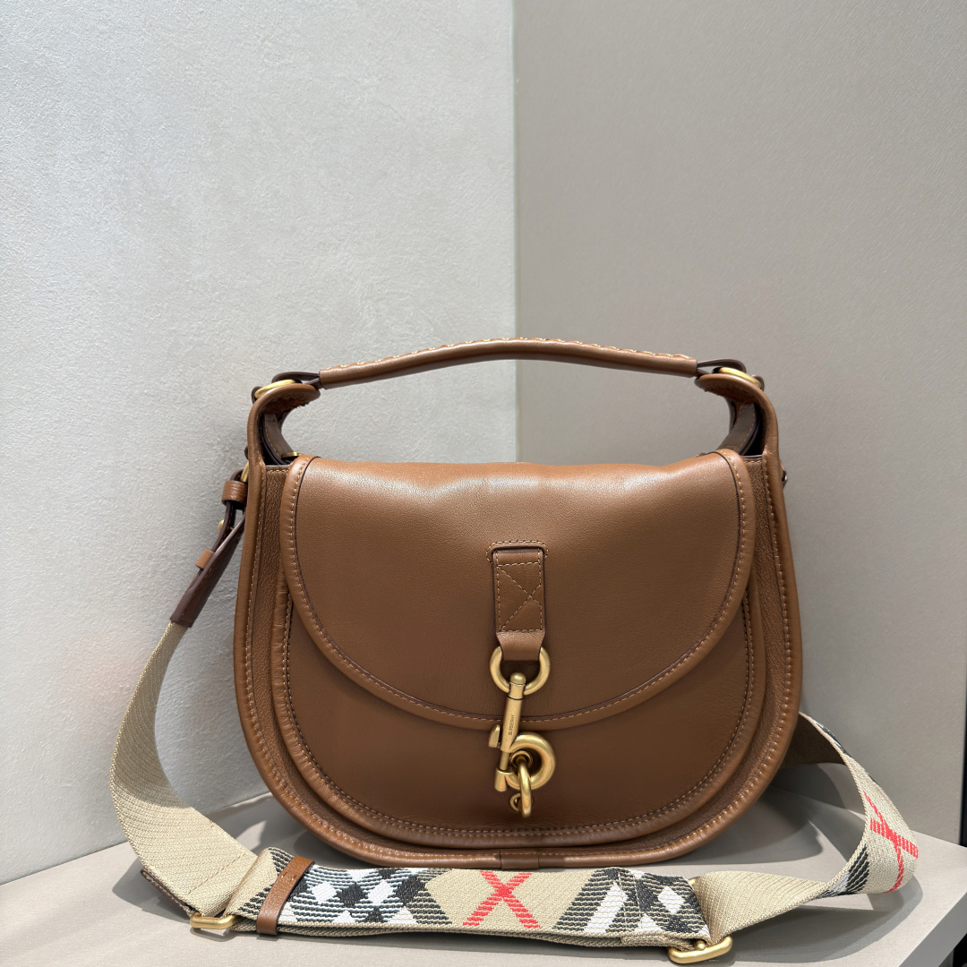 B-shaped snap messenger bag
Crafted from grained calfskin and handcrafted in an Italian workshop