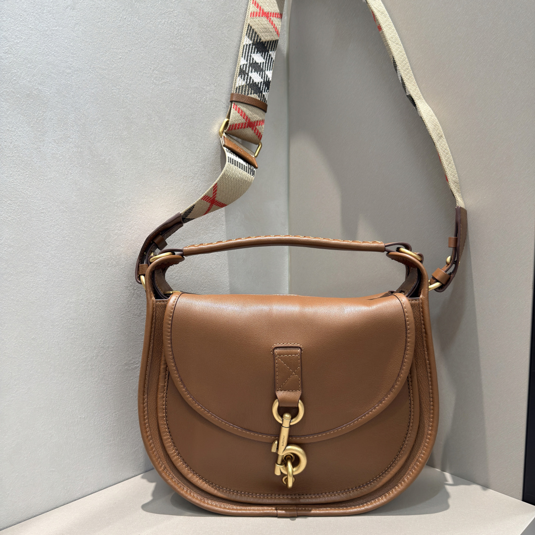 B-shaped snap messenger bag
Crafted from grained calfskin and handcrafted in an Italian workshop