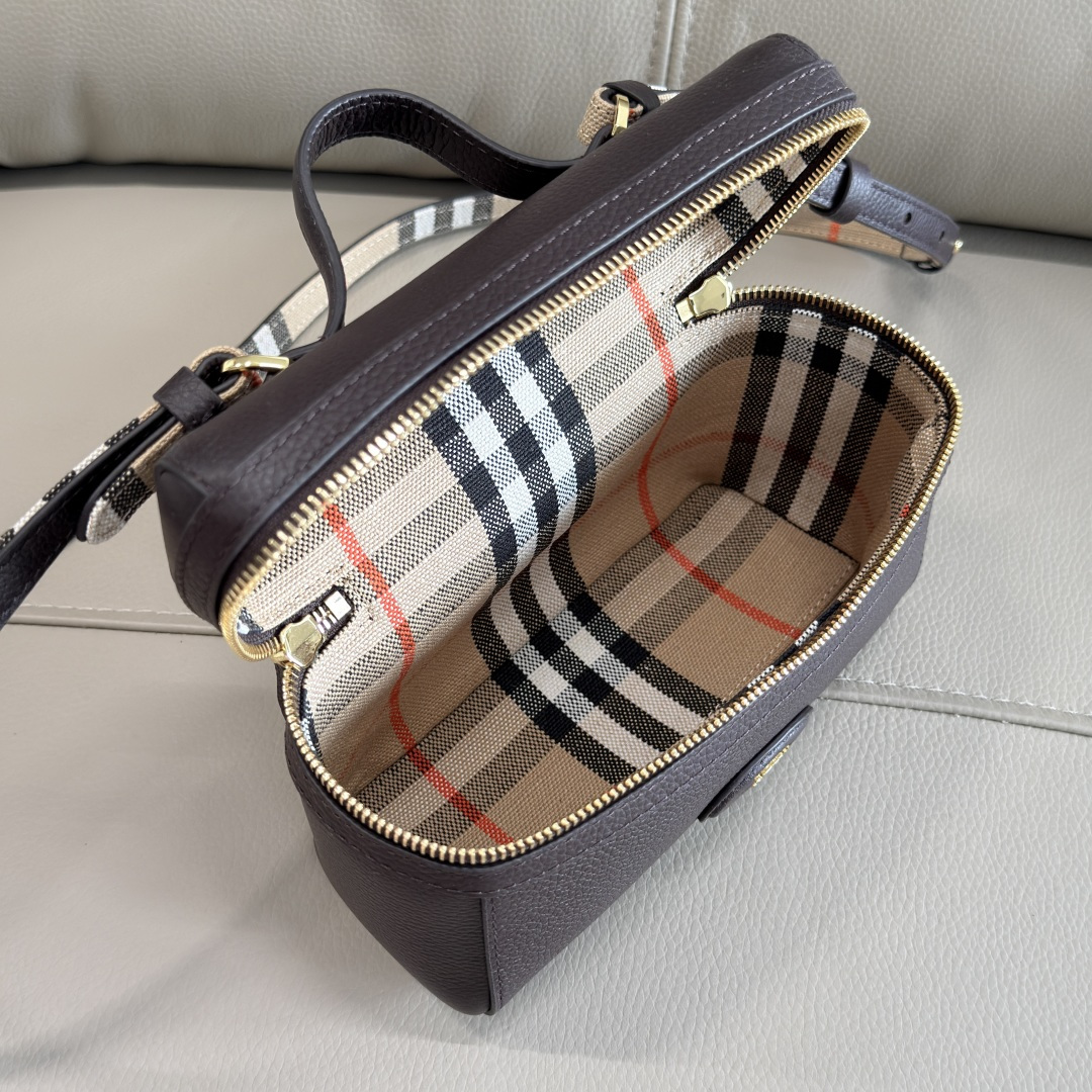 Top quality, Bloomsbury cosmetic bag
Made of grained calfskin and crafted in an Italian workshop photo 2