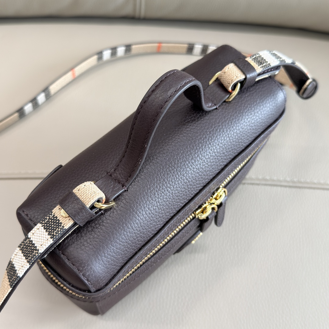 Top quality, Bloomsbury cosmetic bag
Made of grained calfskin and crafted in an Italian workshop photo 3