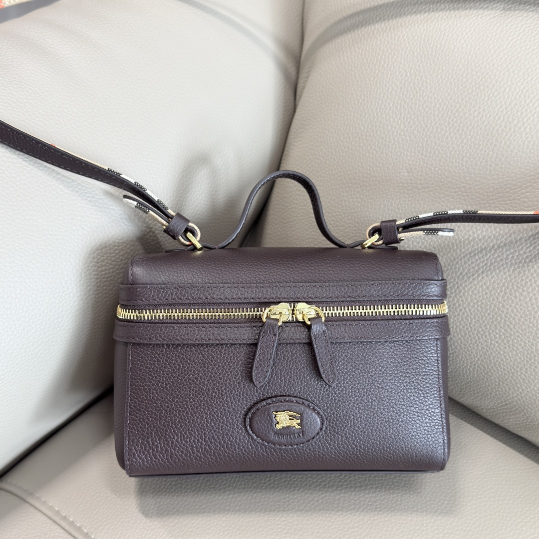 Top quality, Bloomsbury cosmetic bag
Made of grained calfskin and crafted in an Italian workshop
