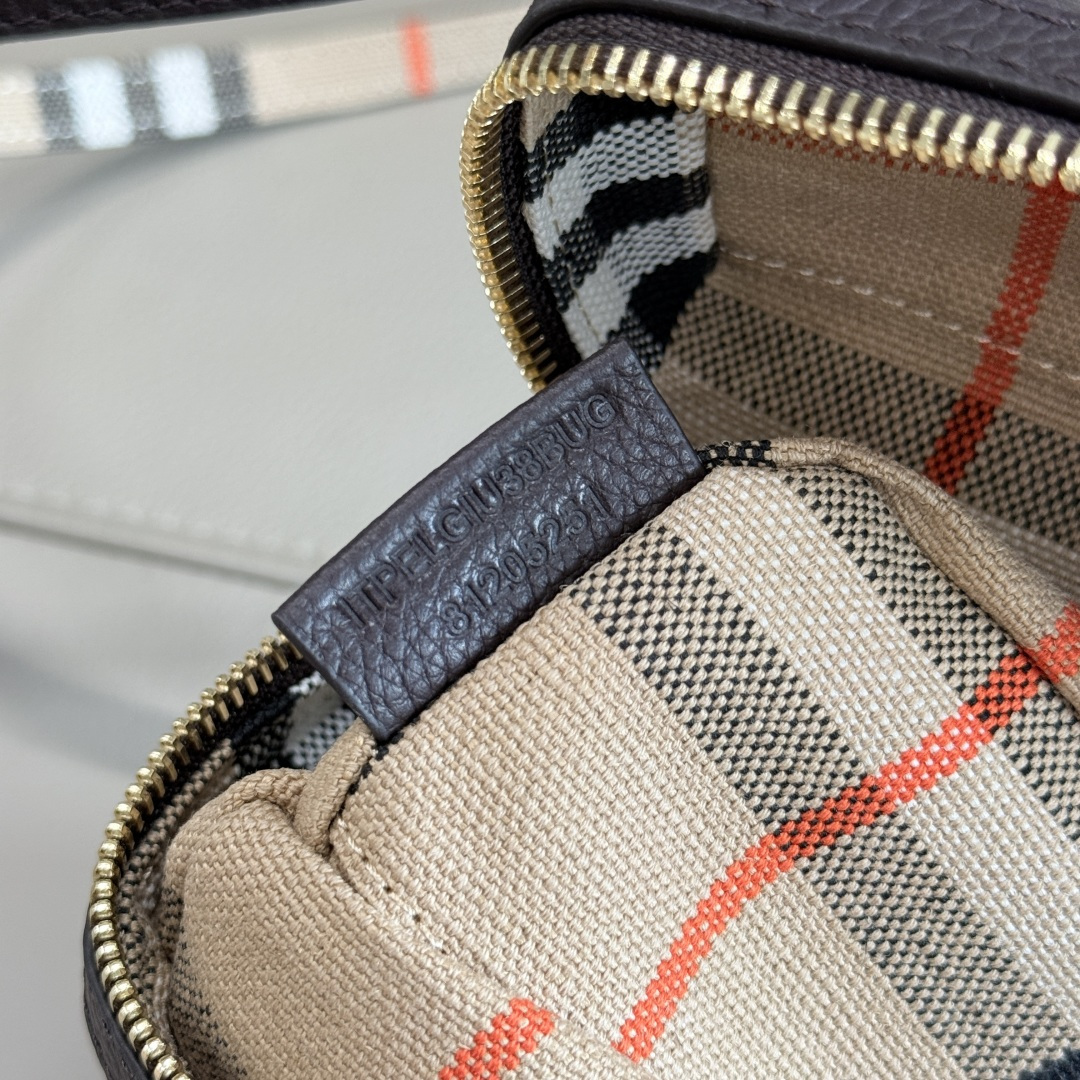 Top quality, Bloomsbury cosmetic bag
Made of grained calfskin and crafted in an Italian workshop photo 5