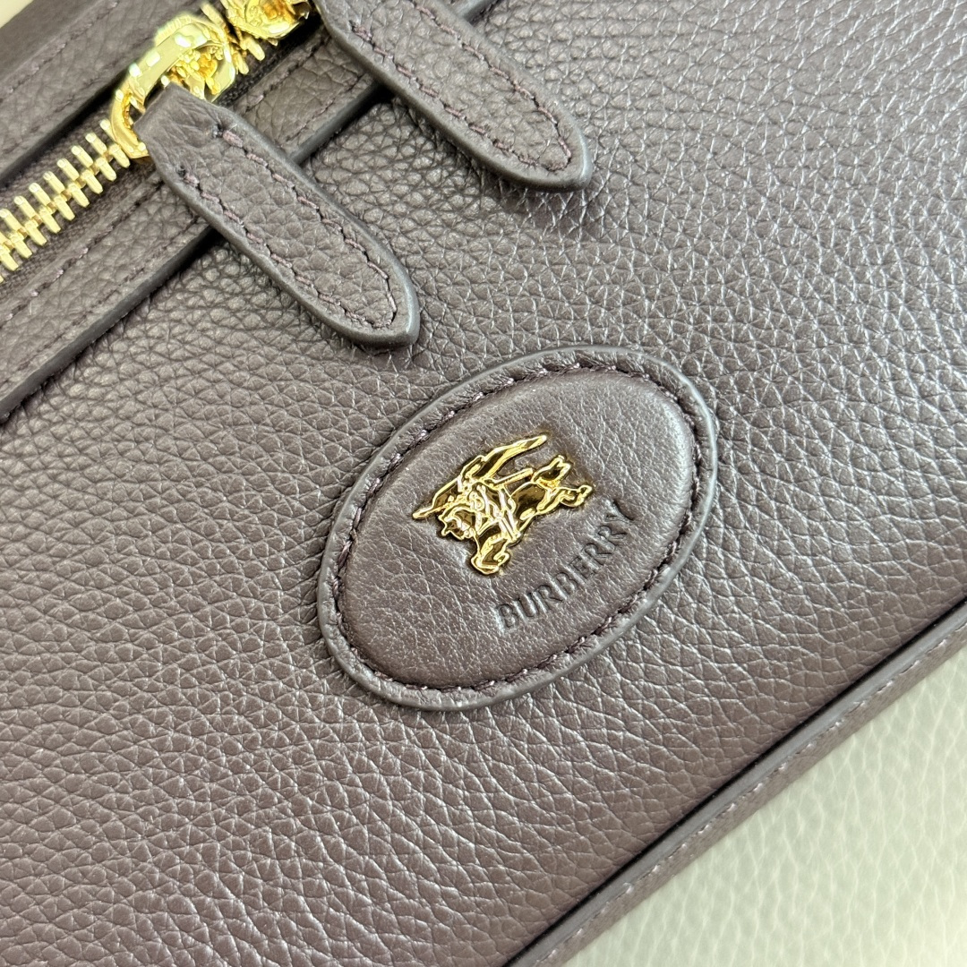 Top quality, Bloomsbury cosmetic bag
Made of grained calfskin and crafted in an Italian workshop photo 6