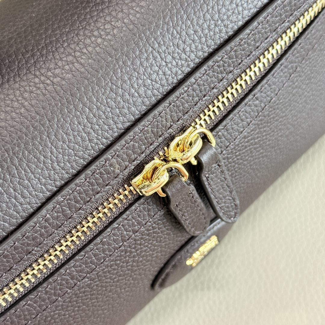 Top quality, Bloomsbury cosmetic bag
Made of grained calfskin and crafted in an Italian workshop photo 7