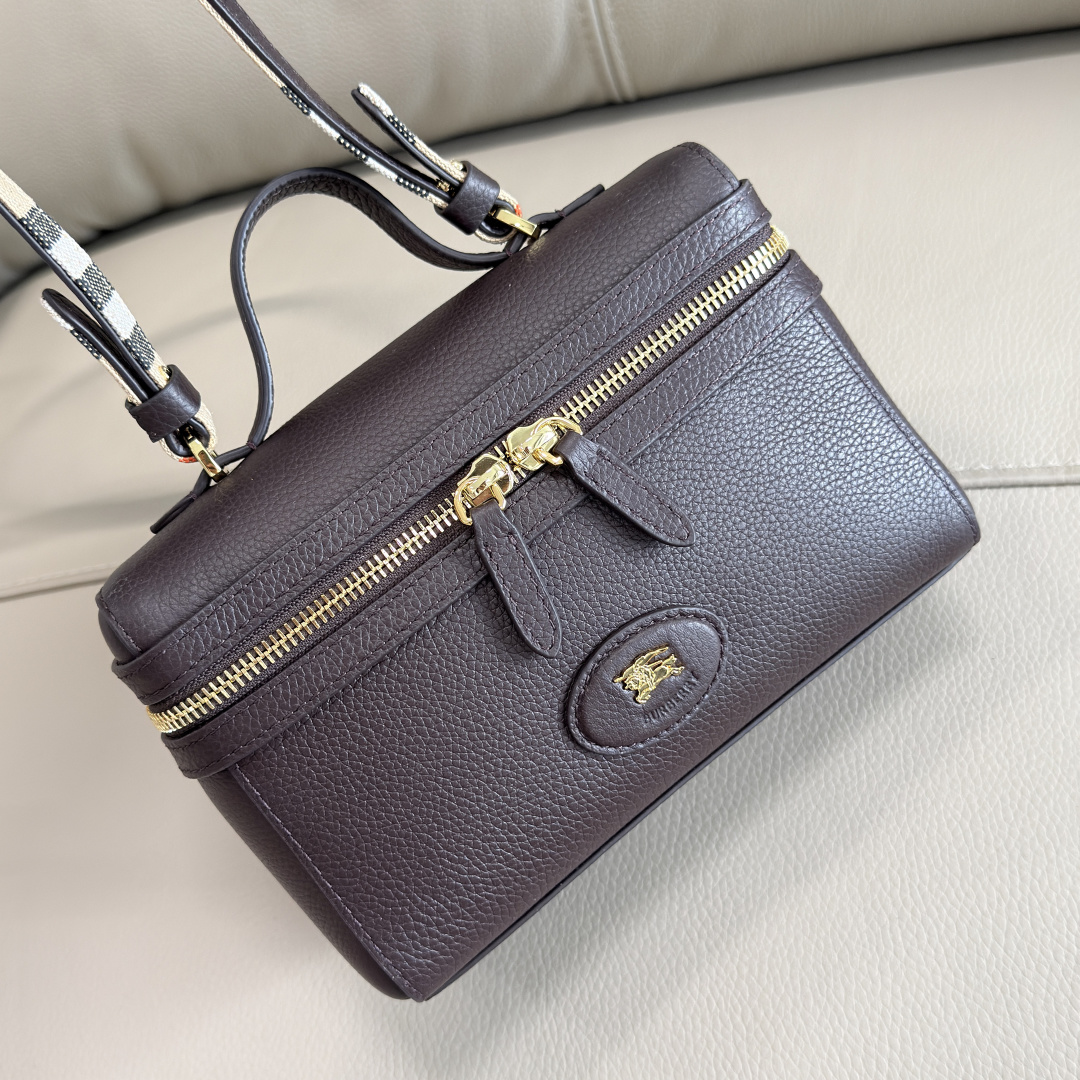 Top quality, Bloomsbury cosmetic bag
Made of grained calfskin and crafted in an Italian workshop photo 8